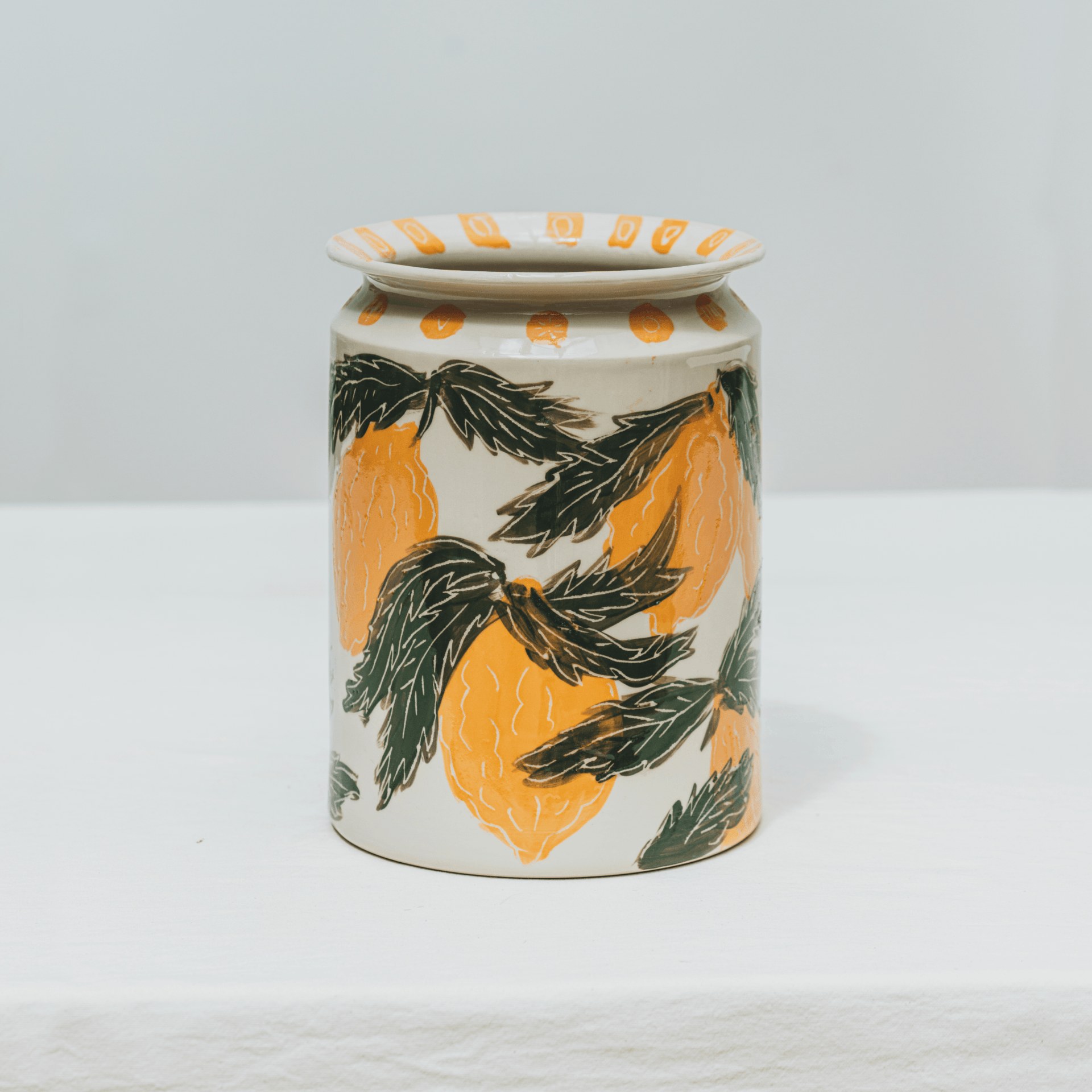 Vase tourné à l’atelier grand soleil, faïence décorée à l’engobe émaillé transparent, motif citrons