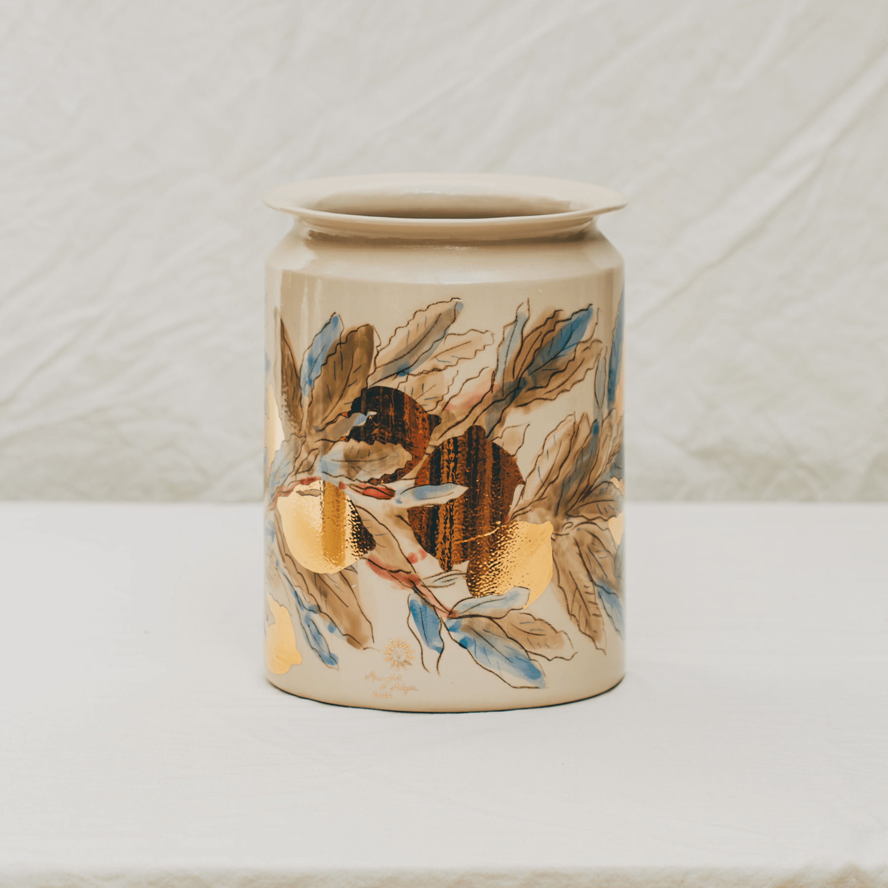 vase droit en céramique décoré à la main à l'atelier grand soleil motif citrons dorés