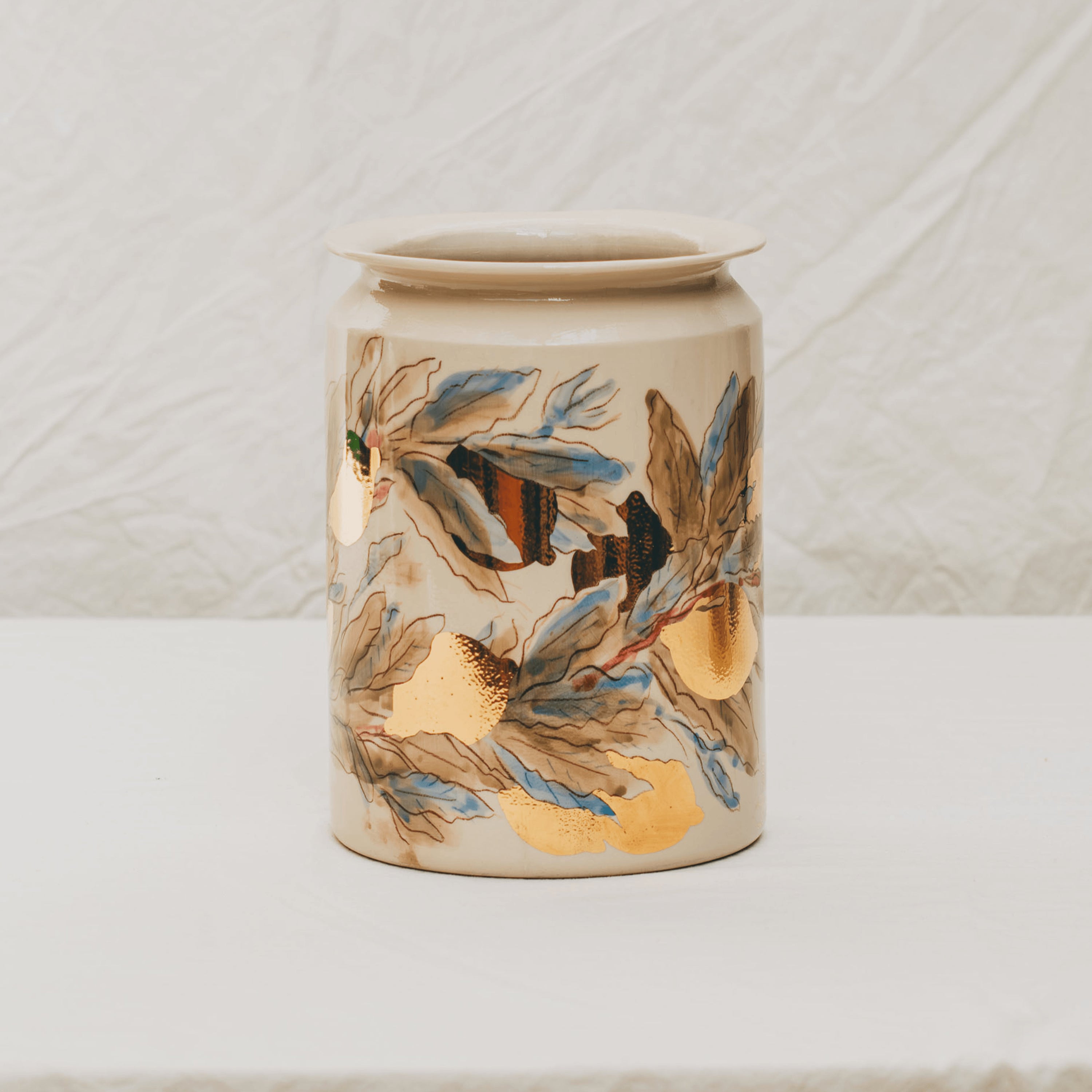 vase droit en céramique décoré à la main à l'atelier grand soleil motif citrons dorés