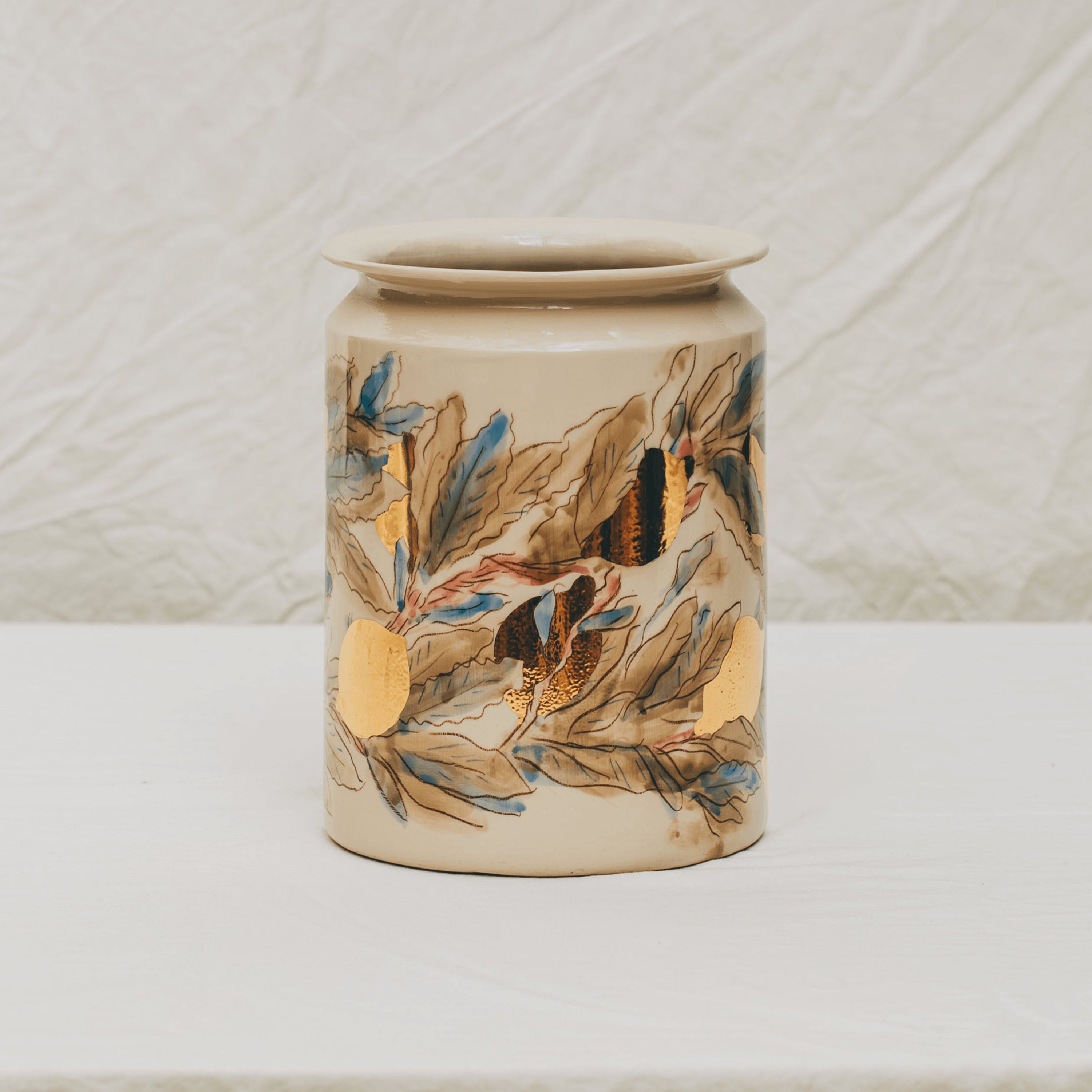 vase droit en céramique décoré à la main à l'atelier grand soleil motif citrons dorés