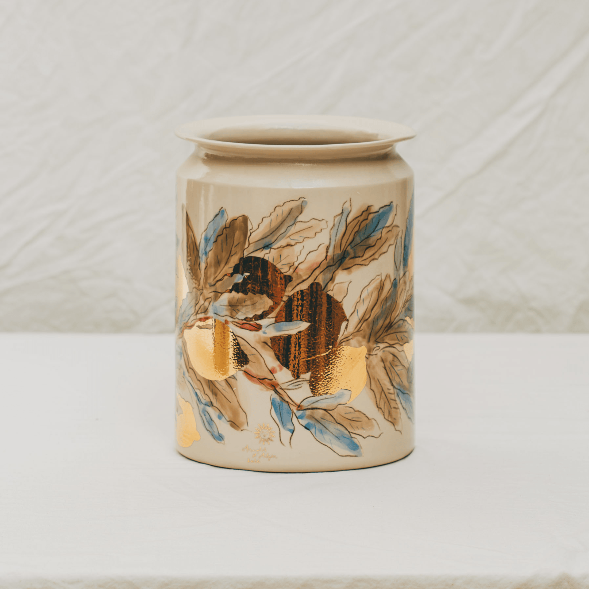 vase droit en céramique décoré à la main à l'atelier grand soleil motif citrons dorés