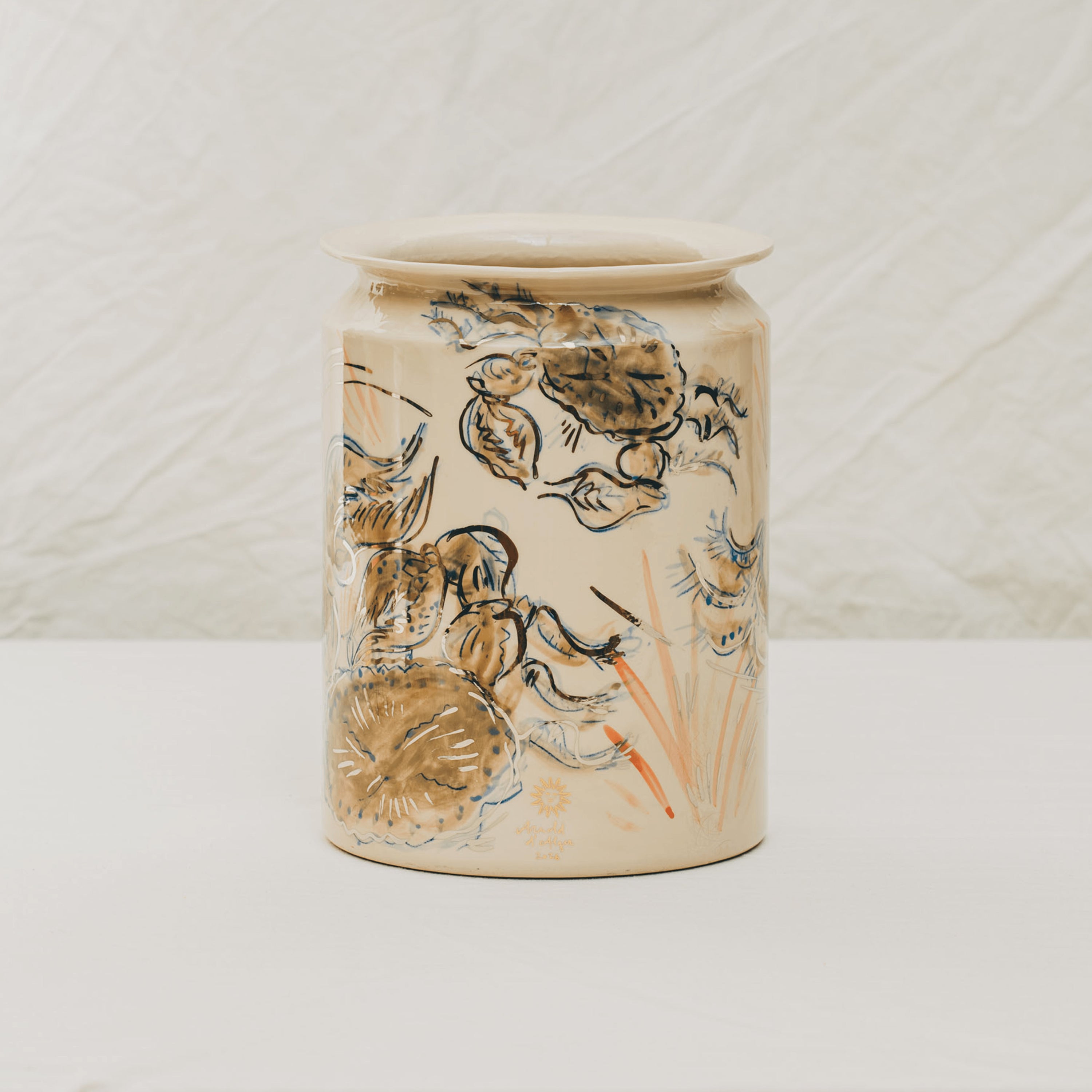vase droit en céramique décoré à la main à l'atelier grand soleil motif crabes platine