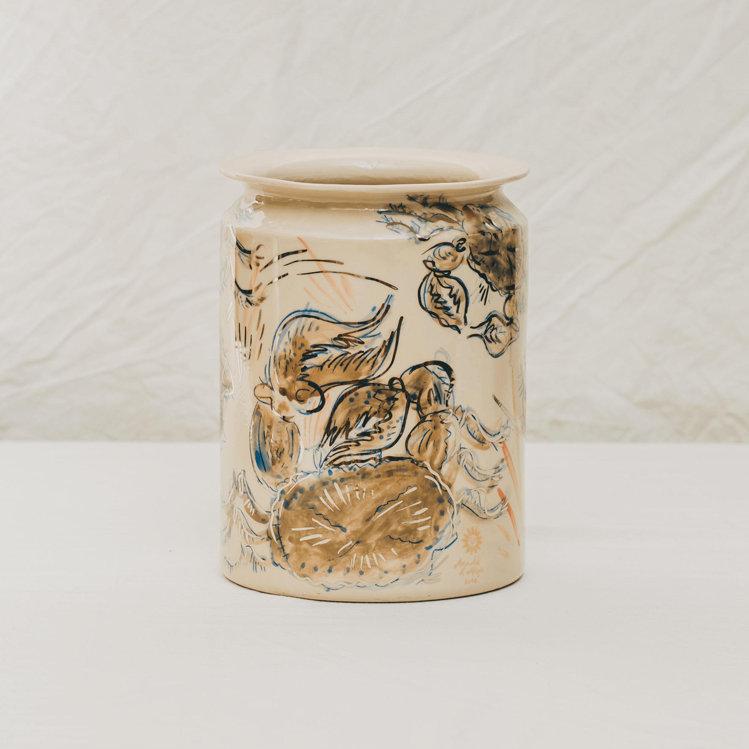vase droit en céramique décoré à la main à l'atelier grand soleil motif crabes platine