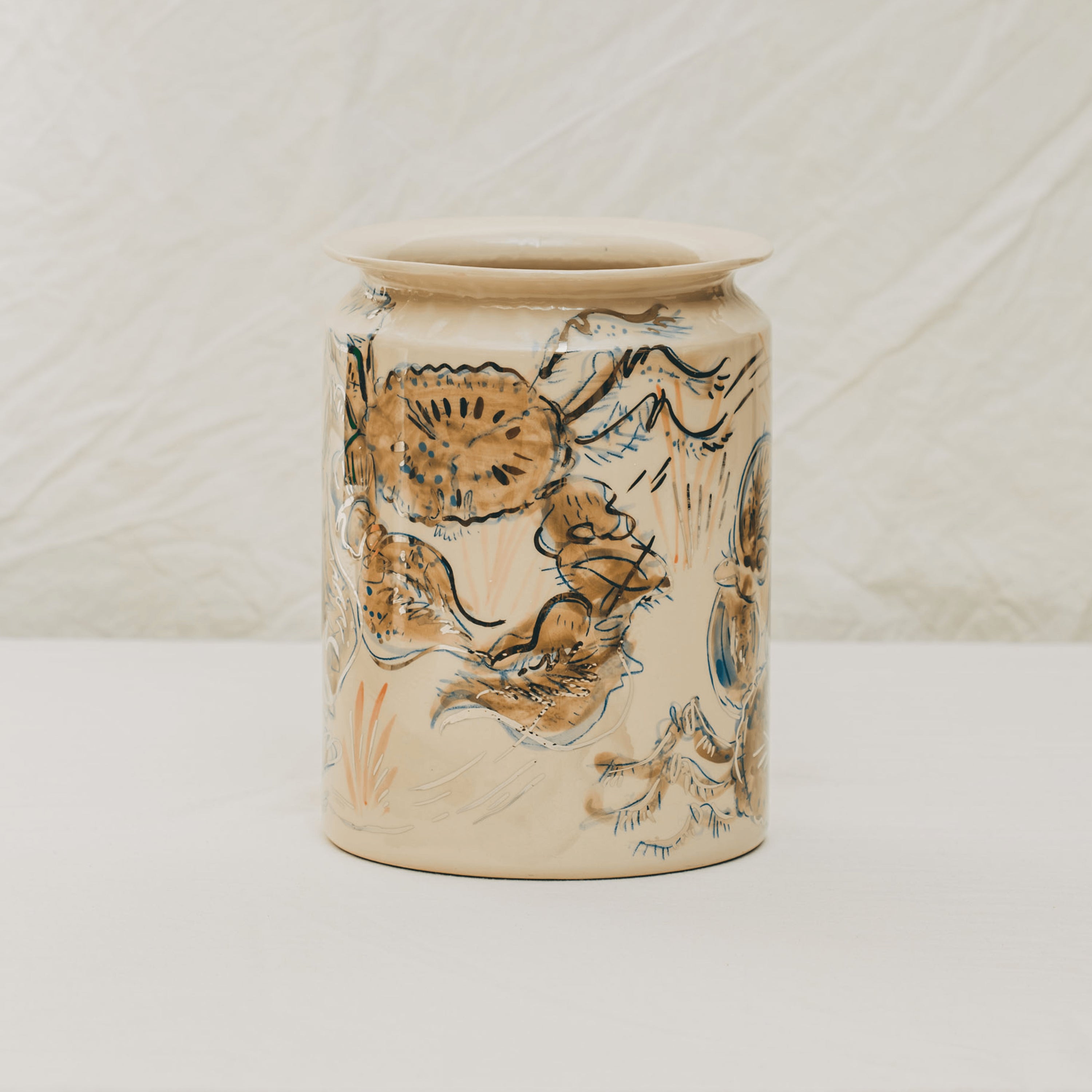 vase droit en céramique décoré à la main à l'atelier grand soleil motif crabes platine