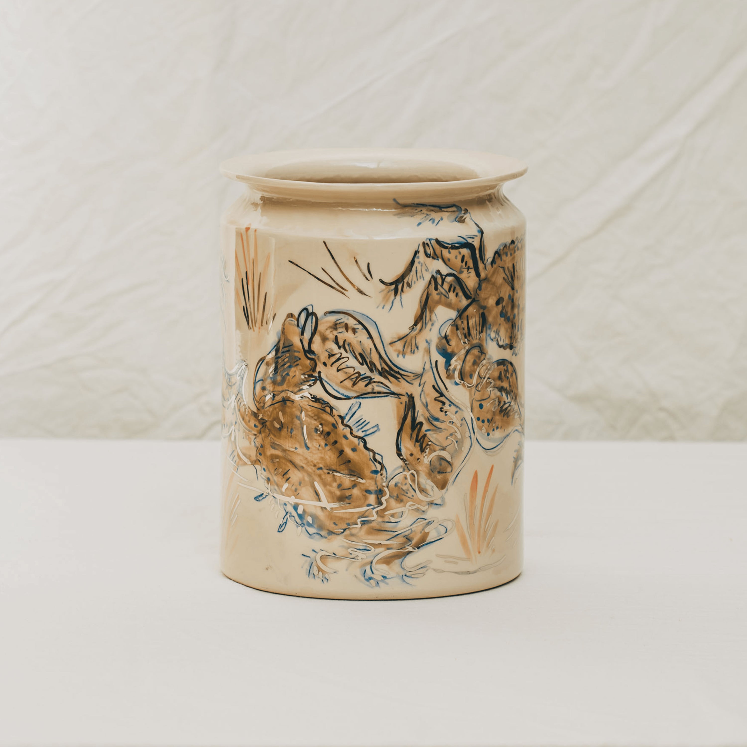 vase droit en céramique décoré à la main à l'atelier grand soleil motif crabes platine