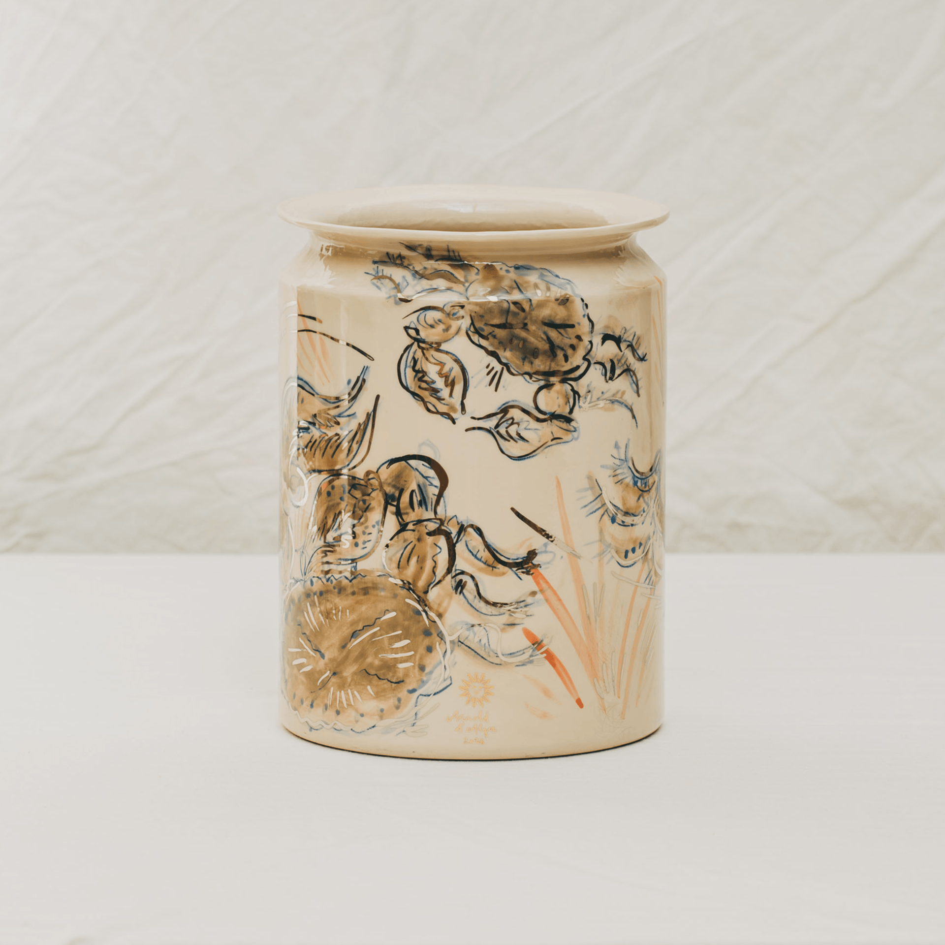 vase droit en céramique décoré à la main à l'atelier grand soleil motif crabe platine