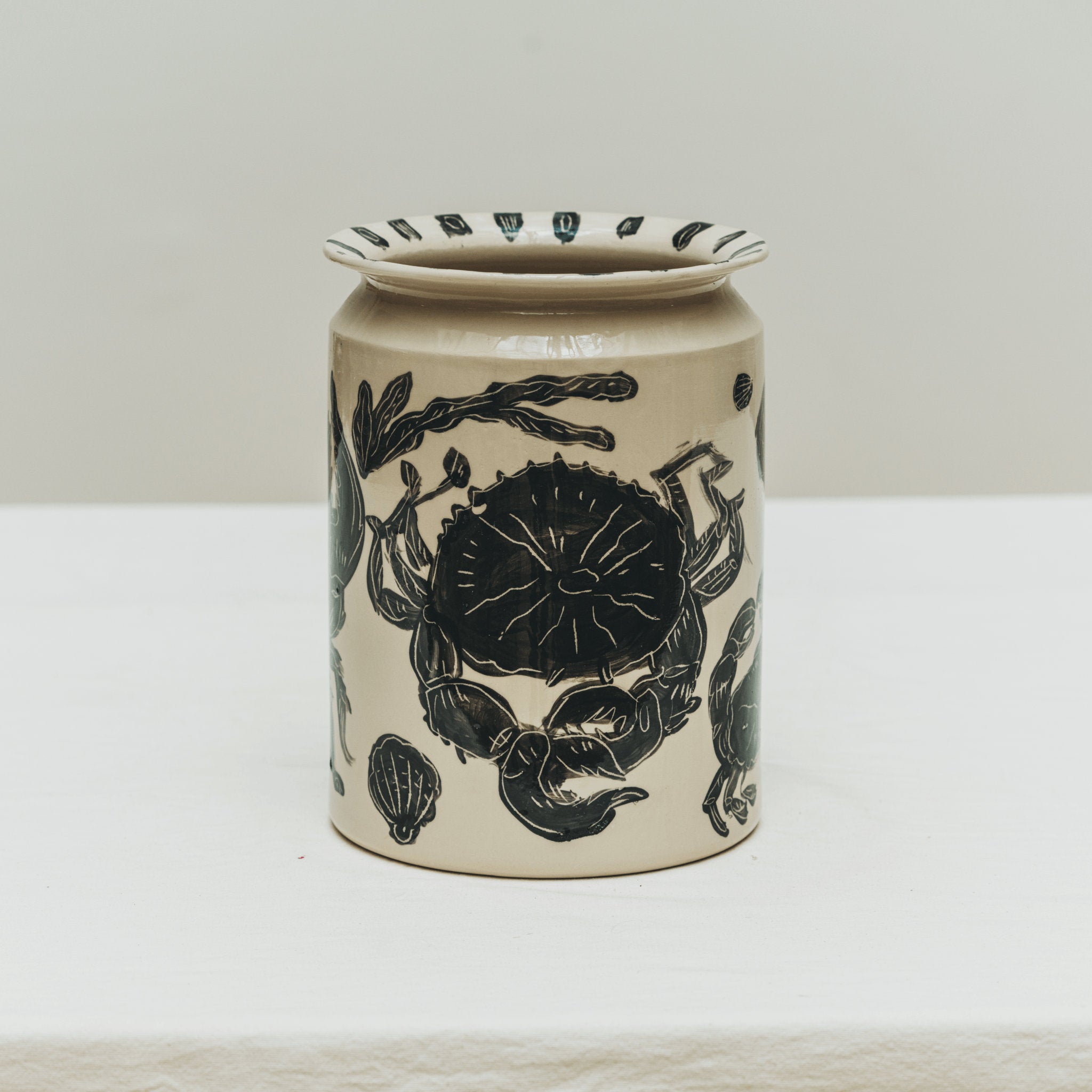 Vase tourné à l’atelier grand soleil, faïence décorée à l’engobe émaillé transparent, motif crabe noir