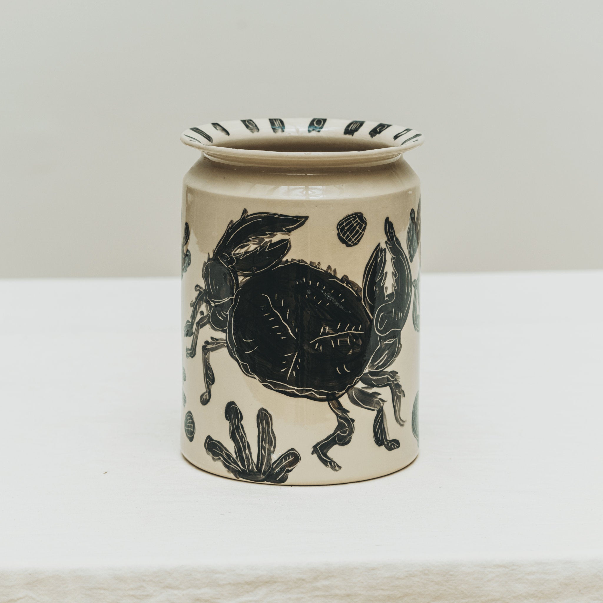 Vase tourné à l’atelier grand soleil, faïence décorée à l’engobe émaillé transparent, motif crabe noir