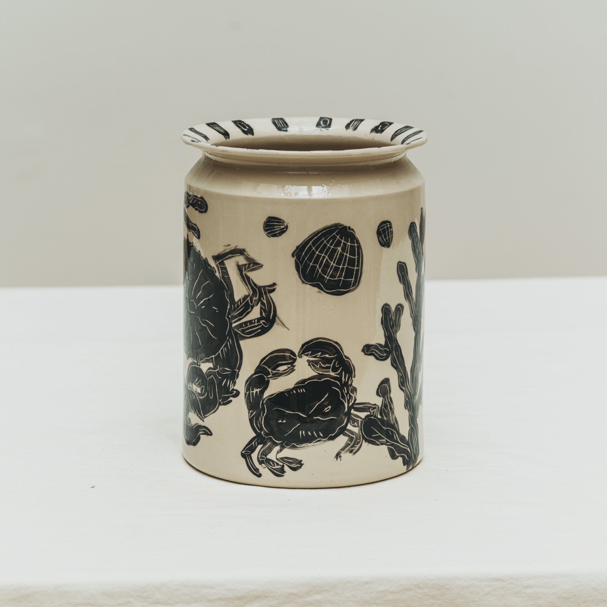 Vase tourné à l’atelier grand soleil, faïence décorée à l’engobe émaillé transparent, motif crabe noir