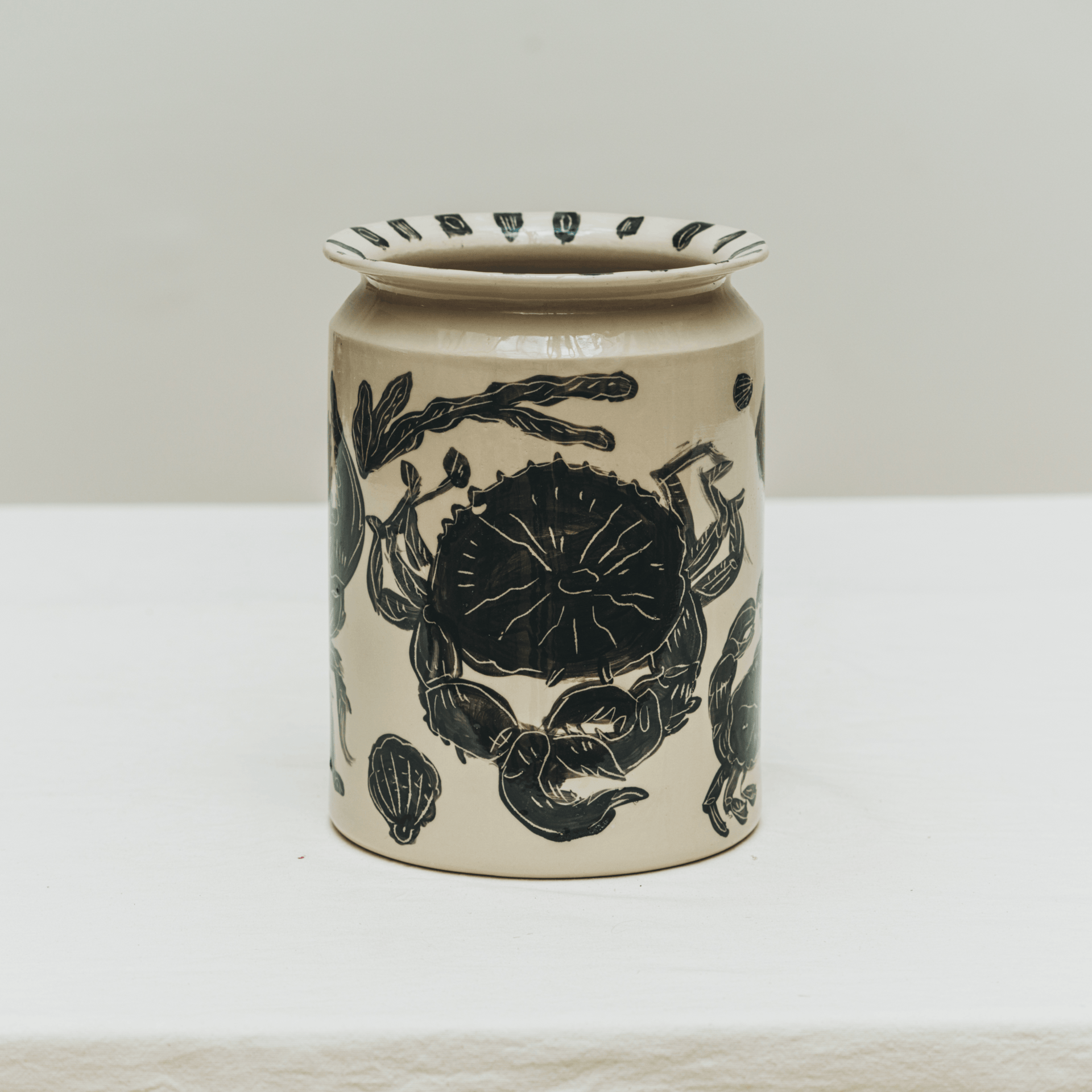 Vase tourné à l’atelier grand soleil, faïence décorée à l’engobe émaillé transparent, motif crabe noir