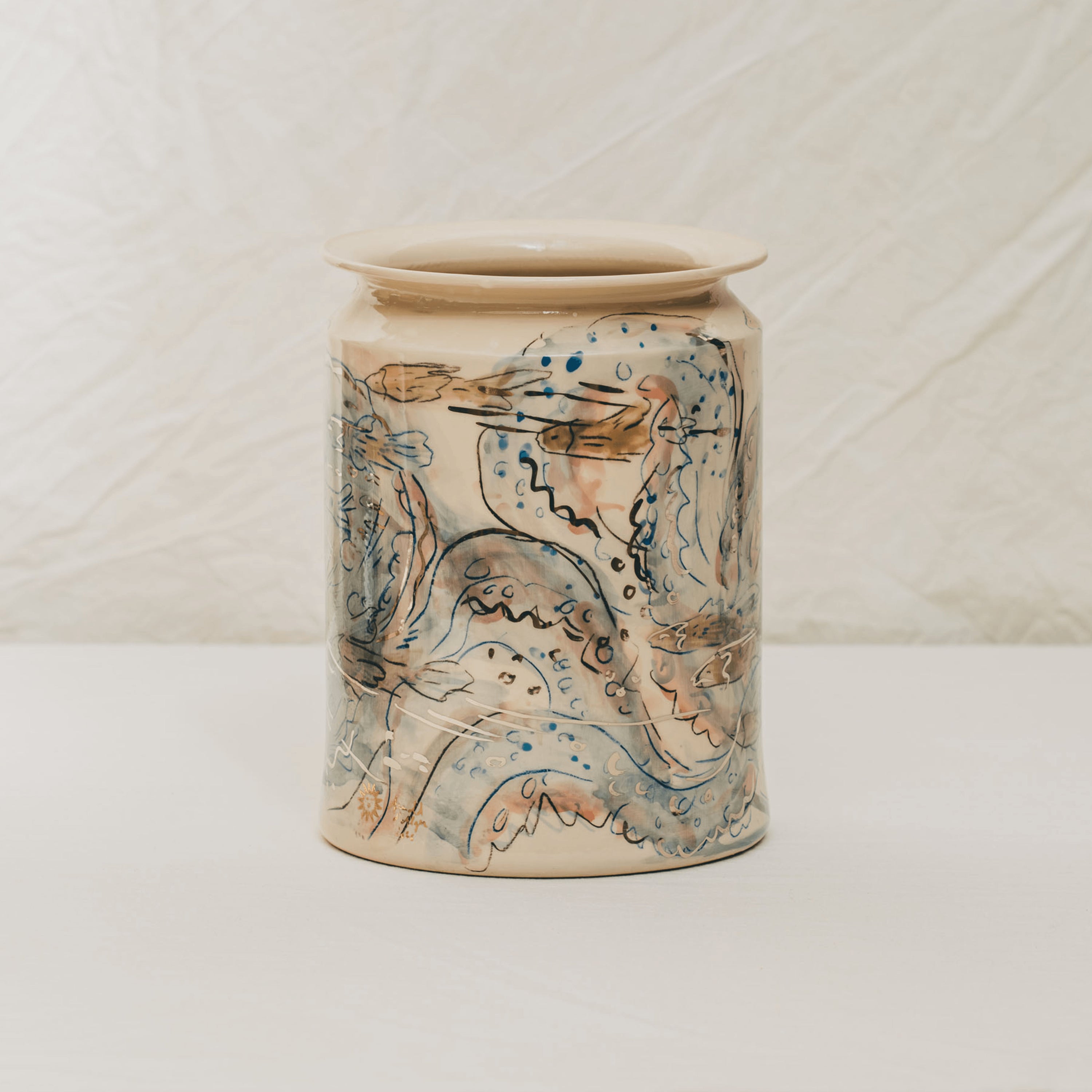 vase droit en céramique décoré à la main à l'atelier grand soleil motif poulpe platine