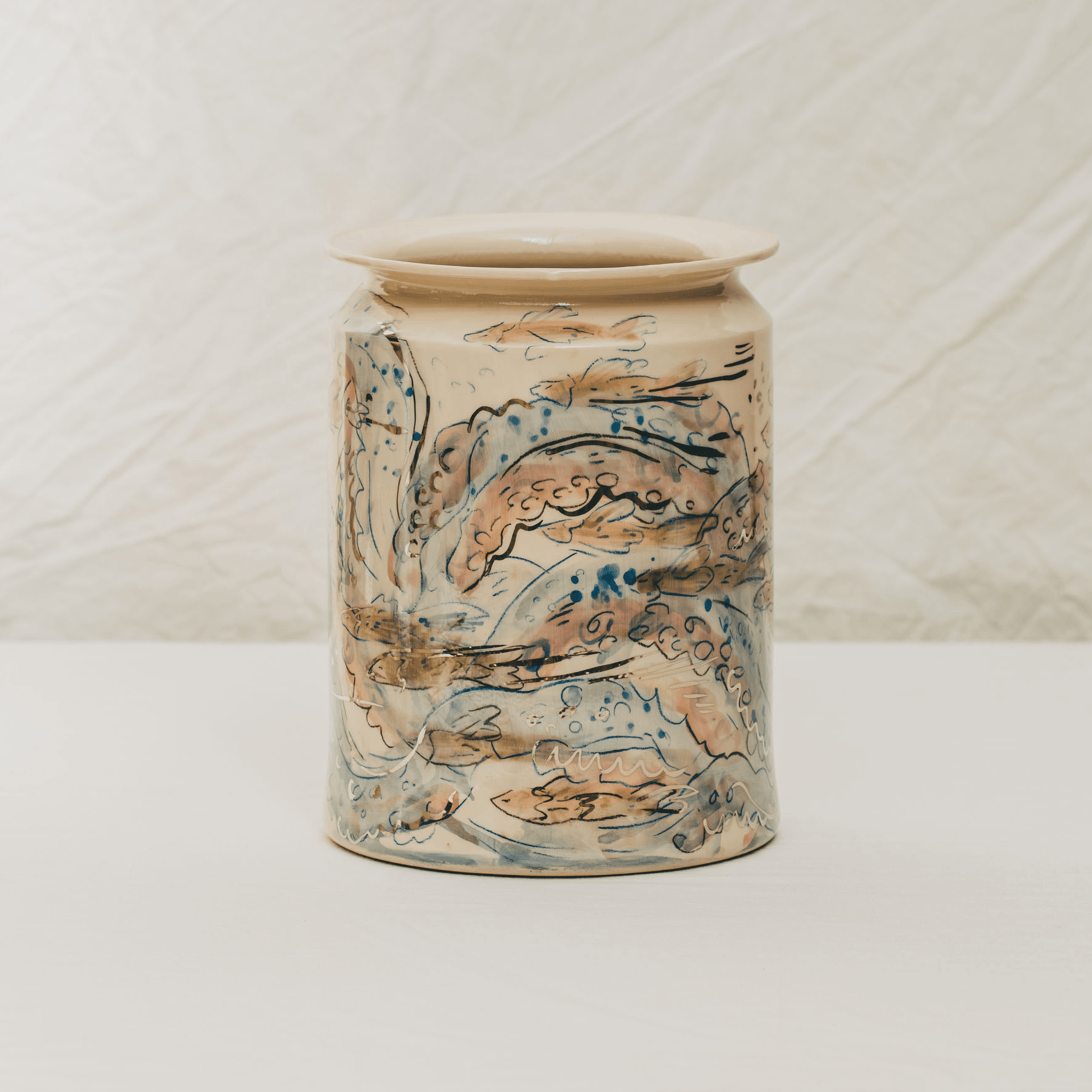 vase droit en céramique décoré à la main à l'atelier grand soleil motif poulpe platine