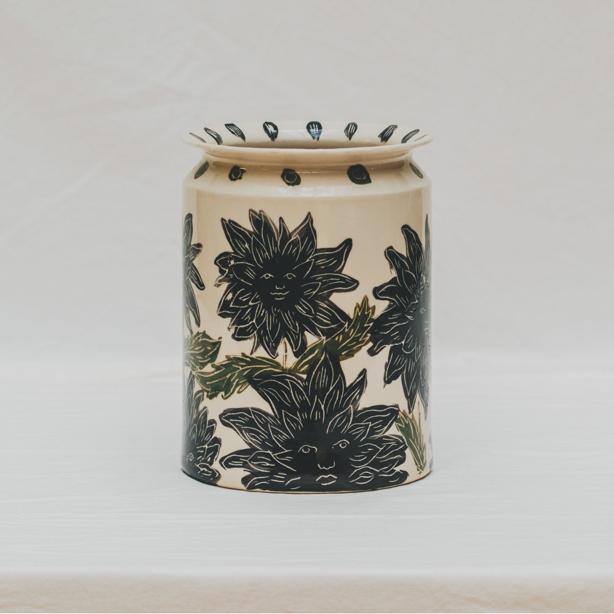 Vase tourné à l’atelier grand soleil, faïence décorée à l’engobe émaillé transparent, motif soleil noir