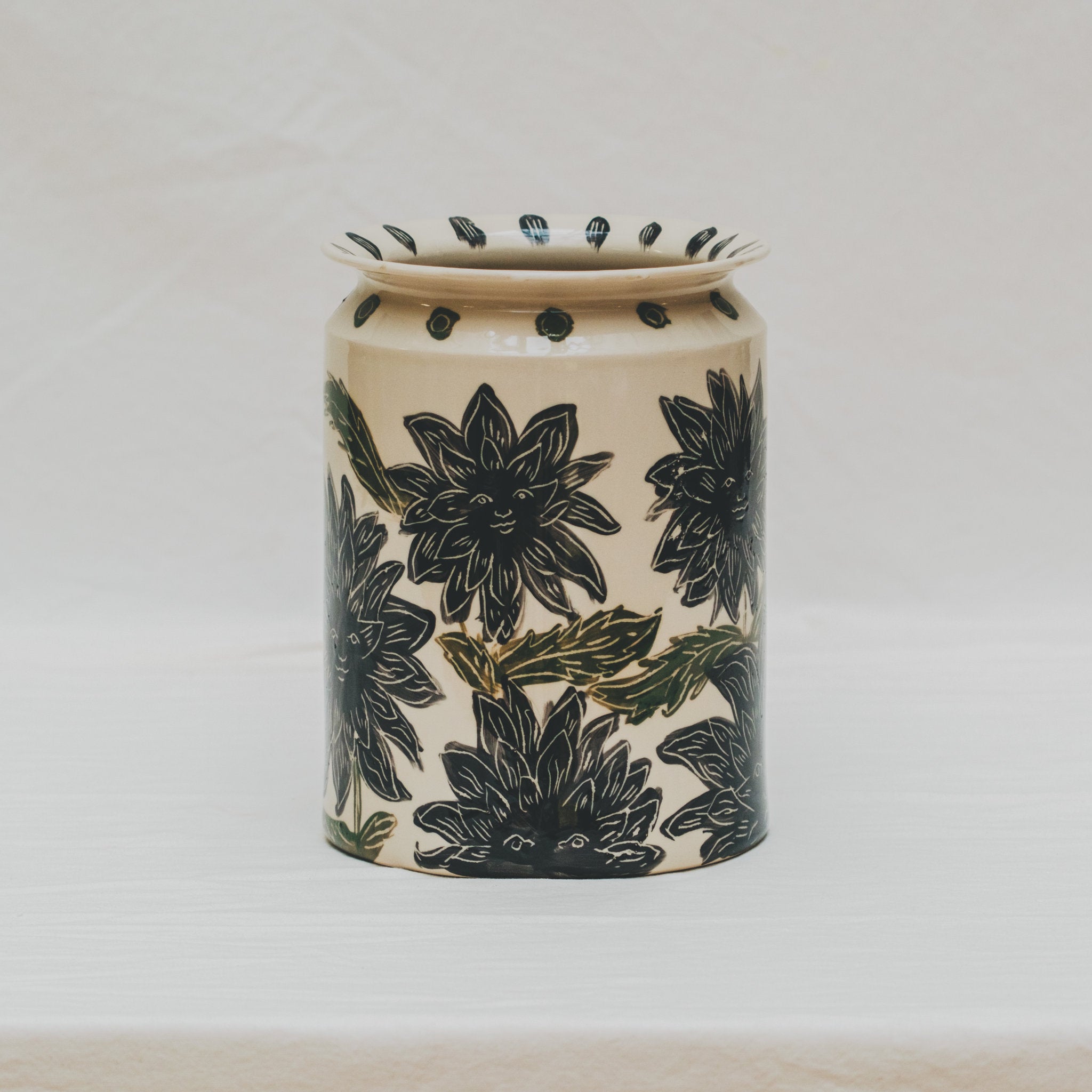 Vase tourné à l’atelier grand soleil, faïence décorée à l’engobe émaillé transparent, motif soleil noir