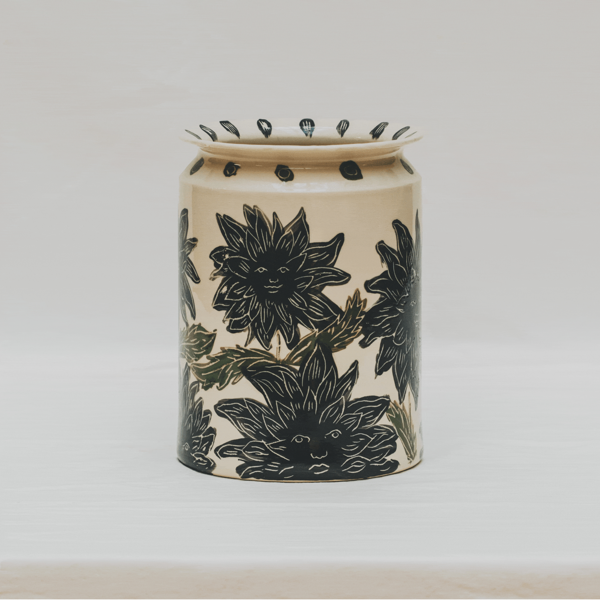 Vase tourné à l’atelier grand soleil, faïence décorée à l’engobe émaillé transparent, motif soleil noir