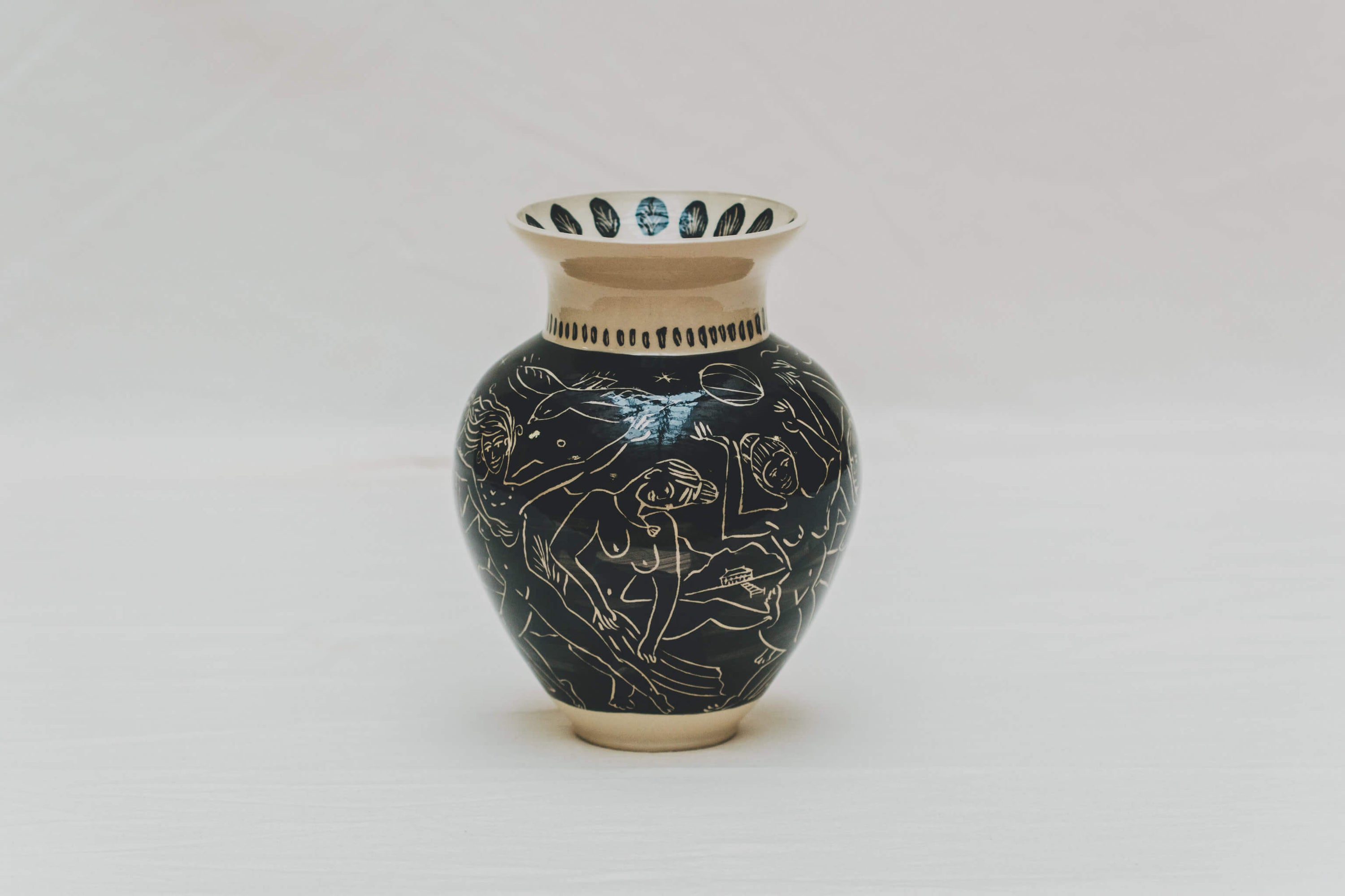 Vase tourné à l'atelier grand soleil à Paris, grès décorée à l’engobe émaillé transparent, par Arnold d'Alger, personnalisable à la demande, motif plage et volcan