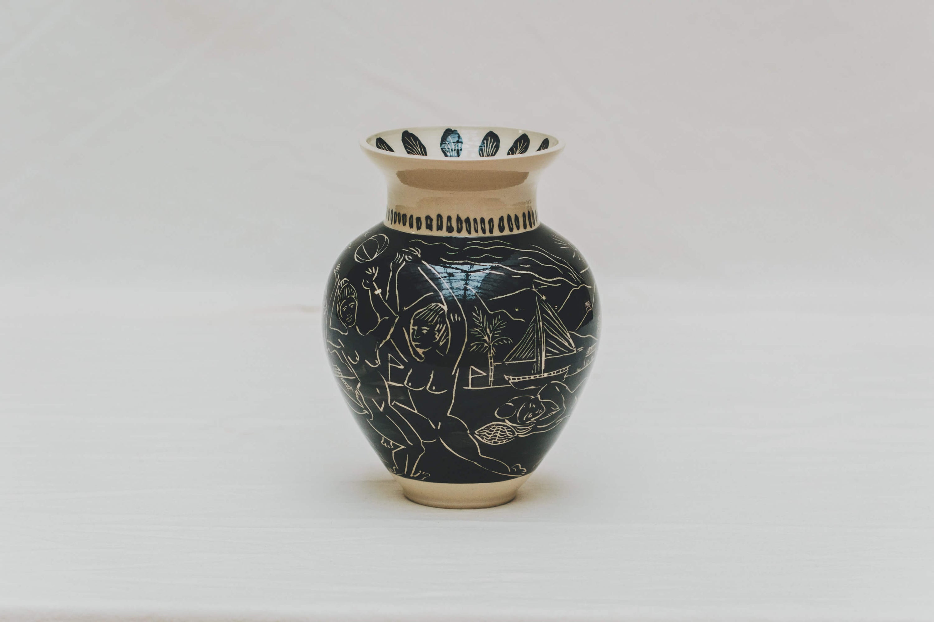 Vase tourné à l'atelier grand soleil à Paris, grès décorée à l’engobe émaillé transparent, par Arnold d'Alger, personnalisable à la demande, motif plage et volcan