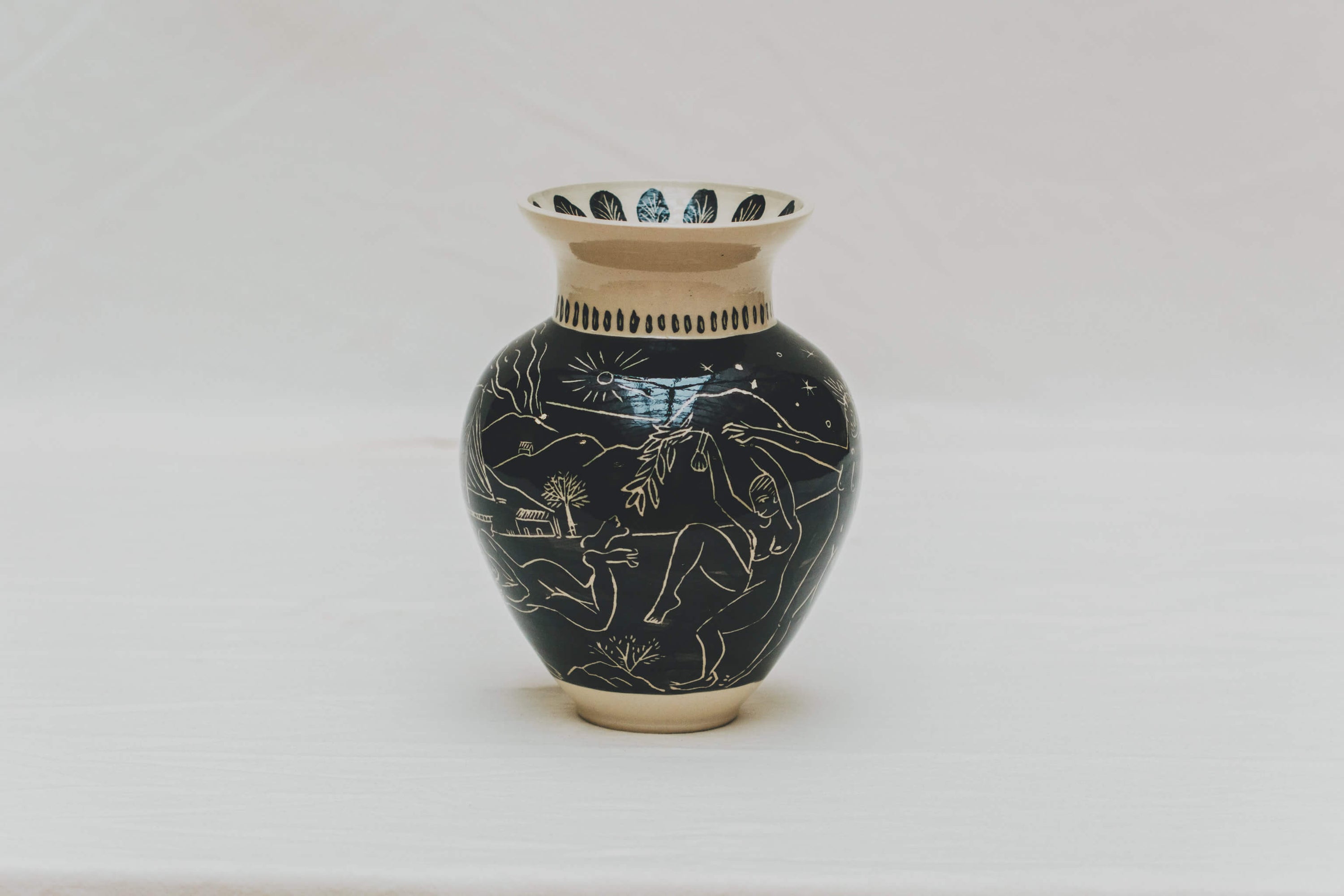 Vase tourné à l'atelier grand soleil à Paris, grès décorée à l’engobe émaillé transparent, par Arnold d'Alger, personnalisable à la demande, motif plage et volcan