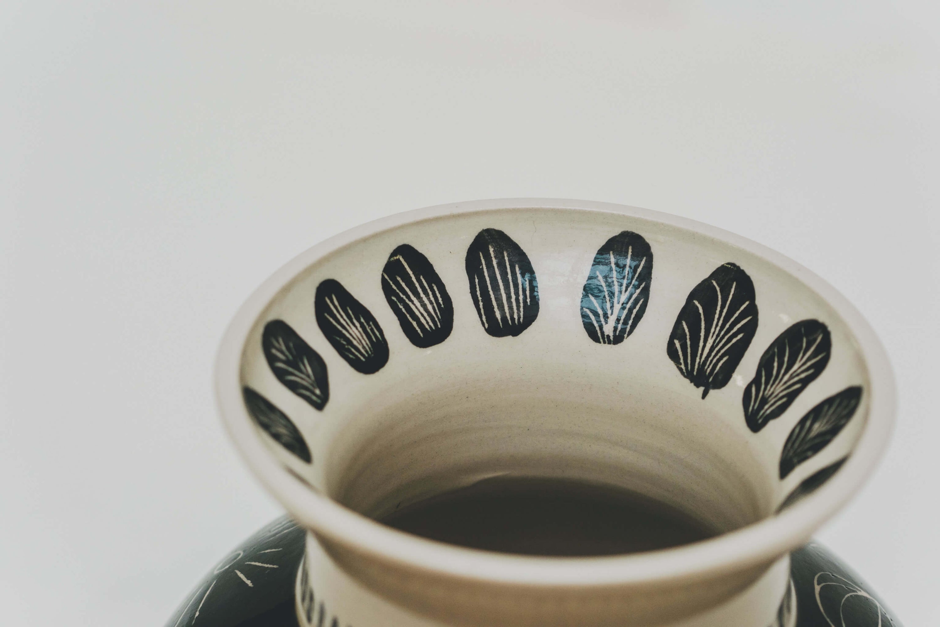 Vase tourné à l'atelier grand soleil à Paris, grès décorée à l’engobe émaillé transparent, par Arnold d'Alger, personnalisable à la demande, motif plage et volcan