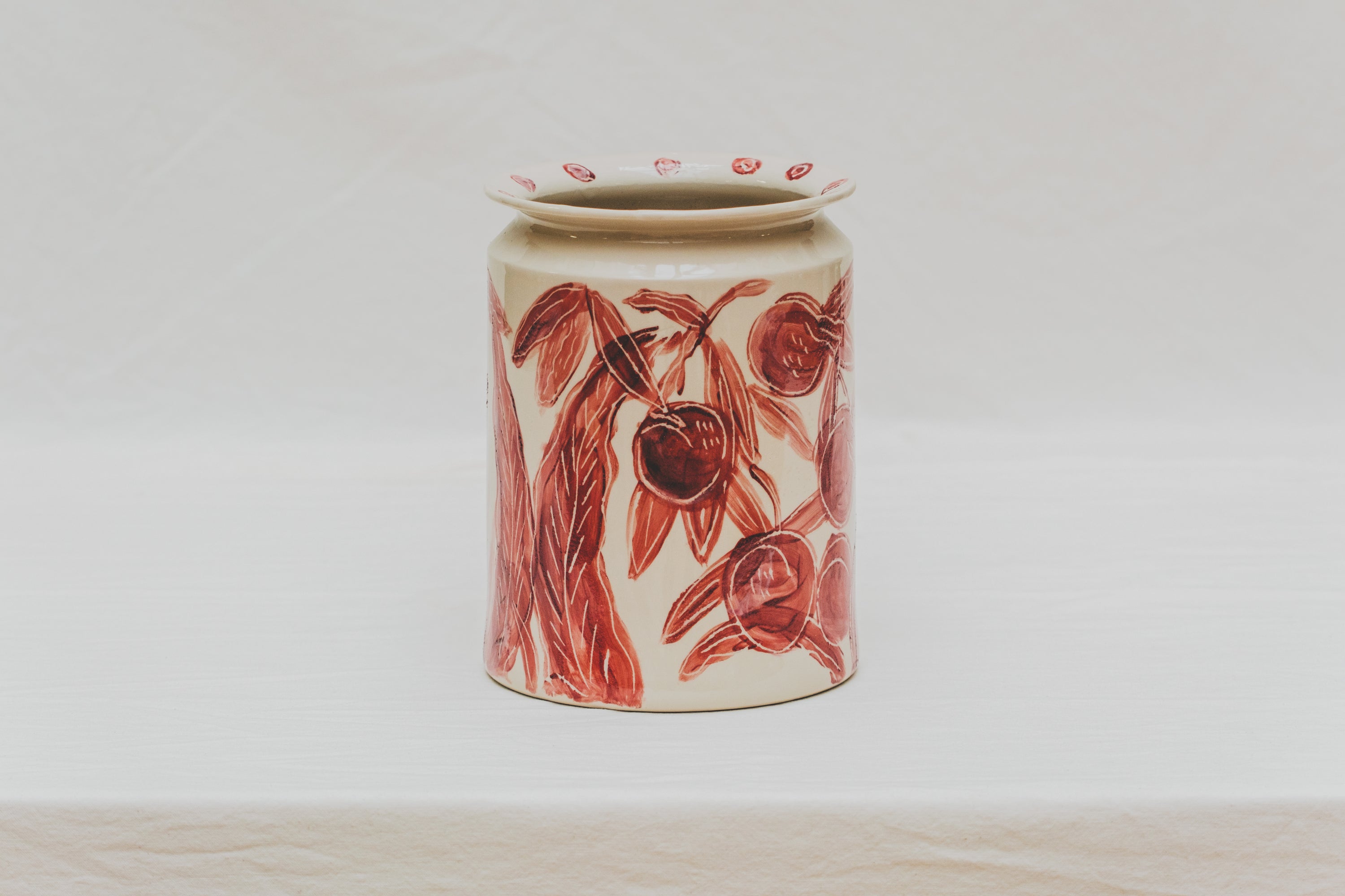 Vase tourné à l’atelier grand soleil, faïence décorée à l’engobe émaillé transparent, motif abricot rouge