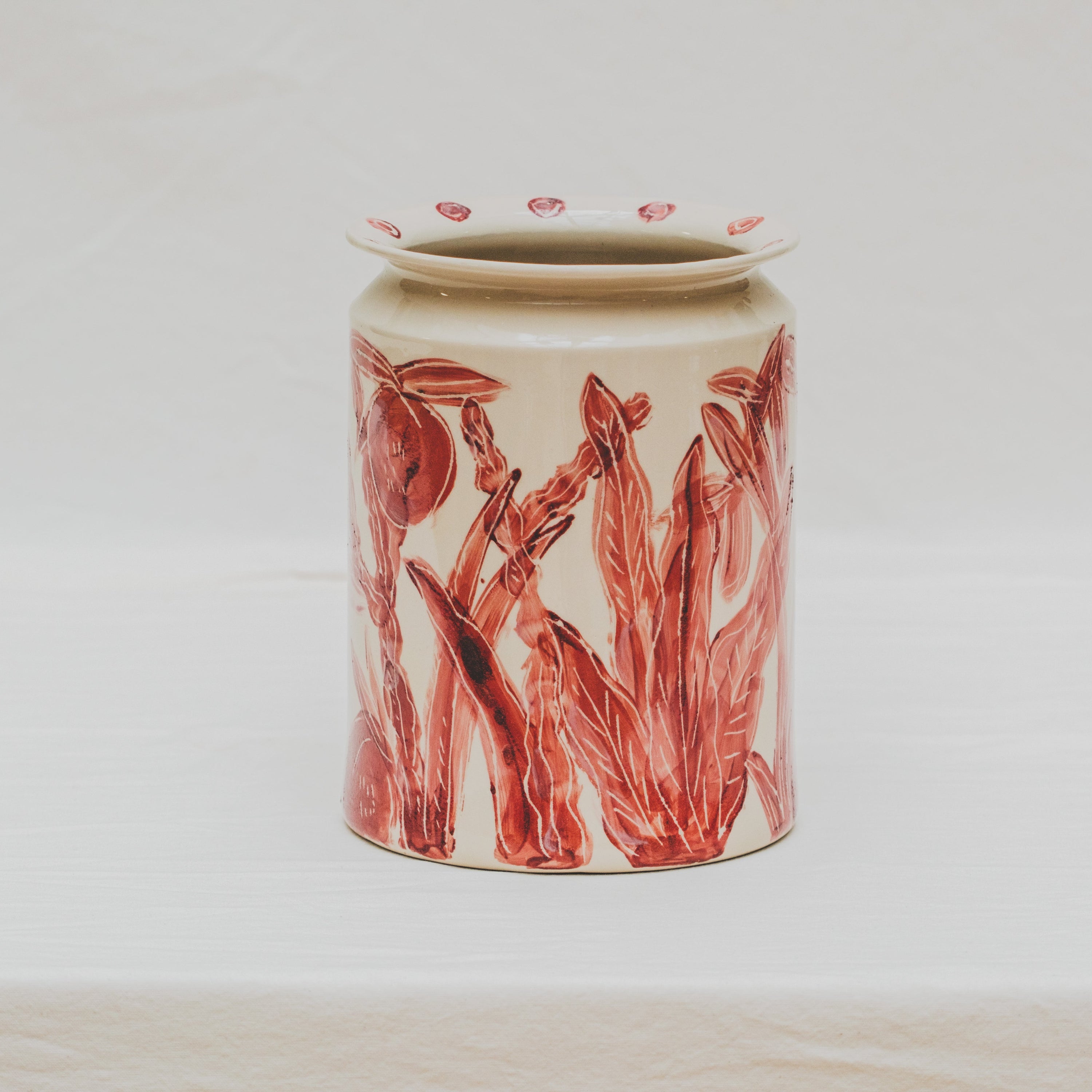 Vase tourné à l’atelier grand soleil, faïence décorée à l’engobe émaillé transparent, motif abricot rouge