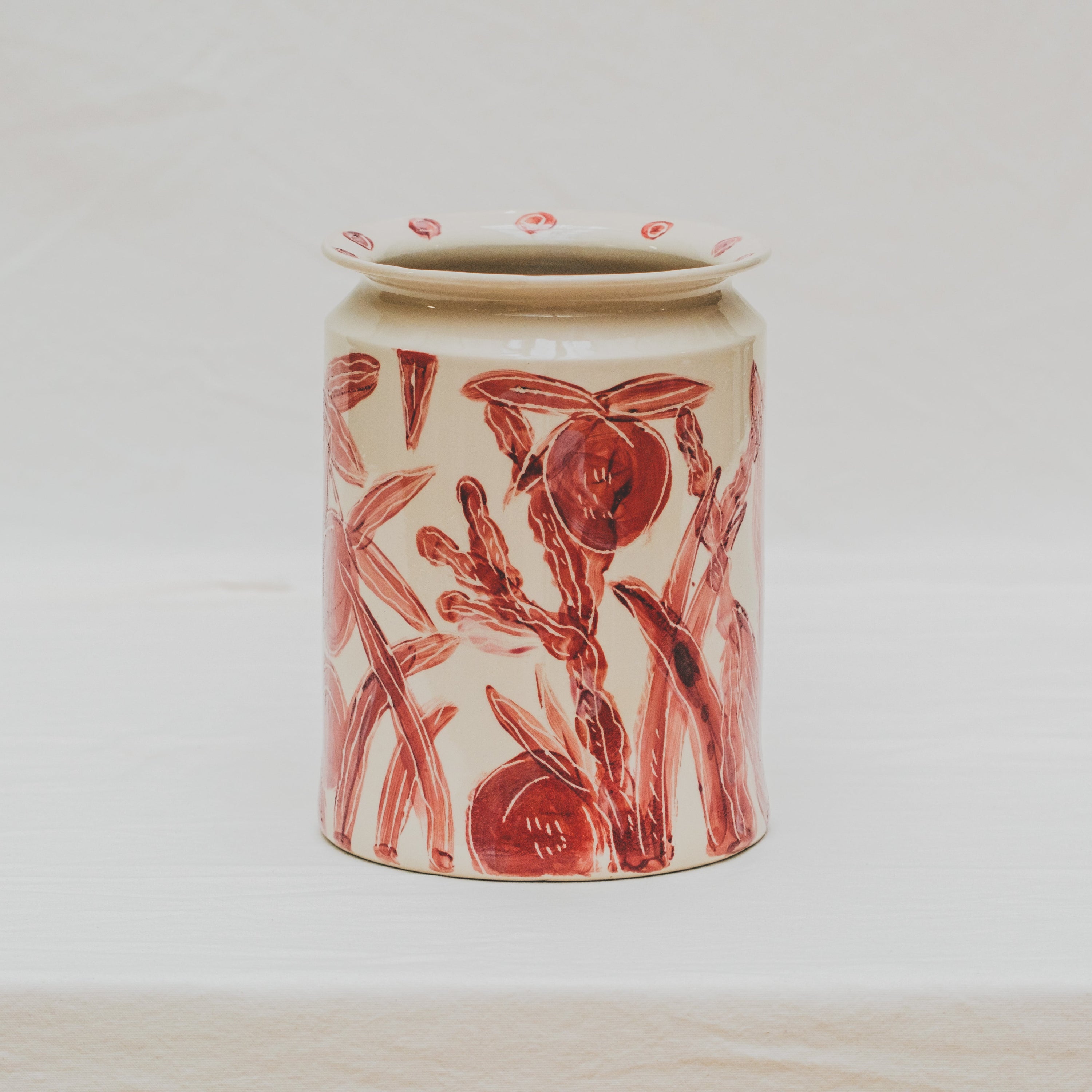 Vase tourné à l’atelier grand soleil, faïence décorée à l’engobe émaillé transparent, motif abricot rouge