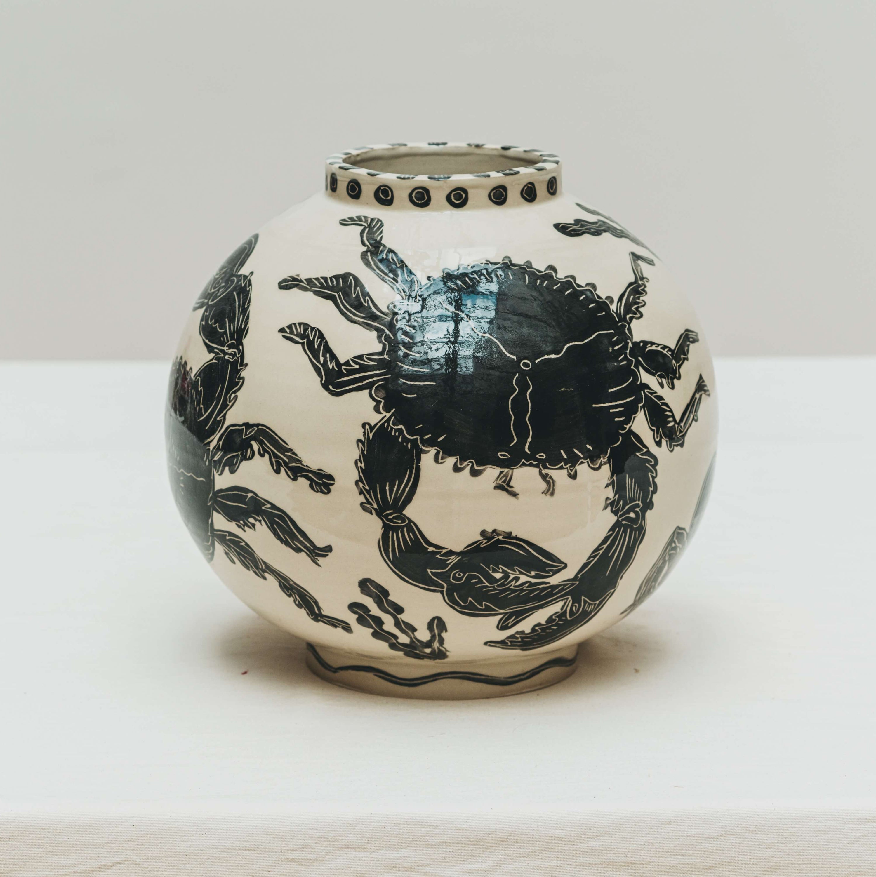 Vase tourné à l'atelier grand soleil à Paris, grès décorée à l’engobe émaillé transparent, par Arnold d'Alger, personnalisable à la demande, motif crabe noir