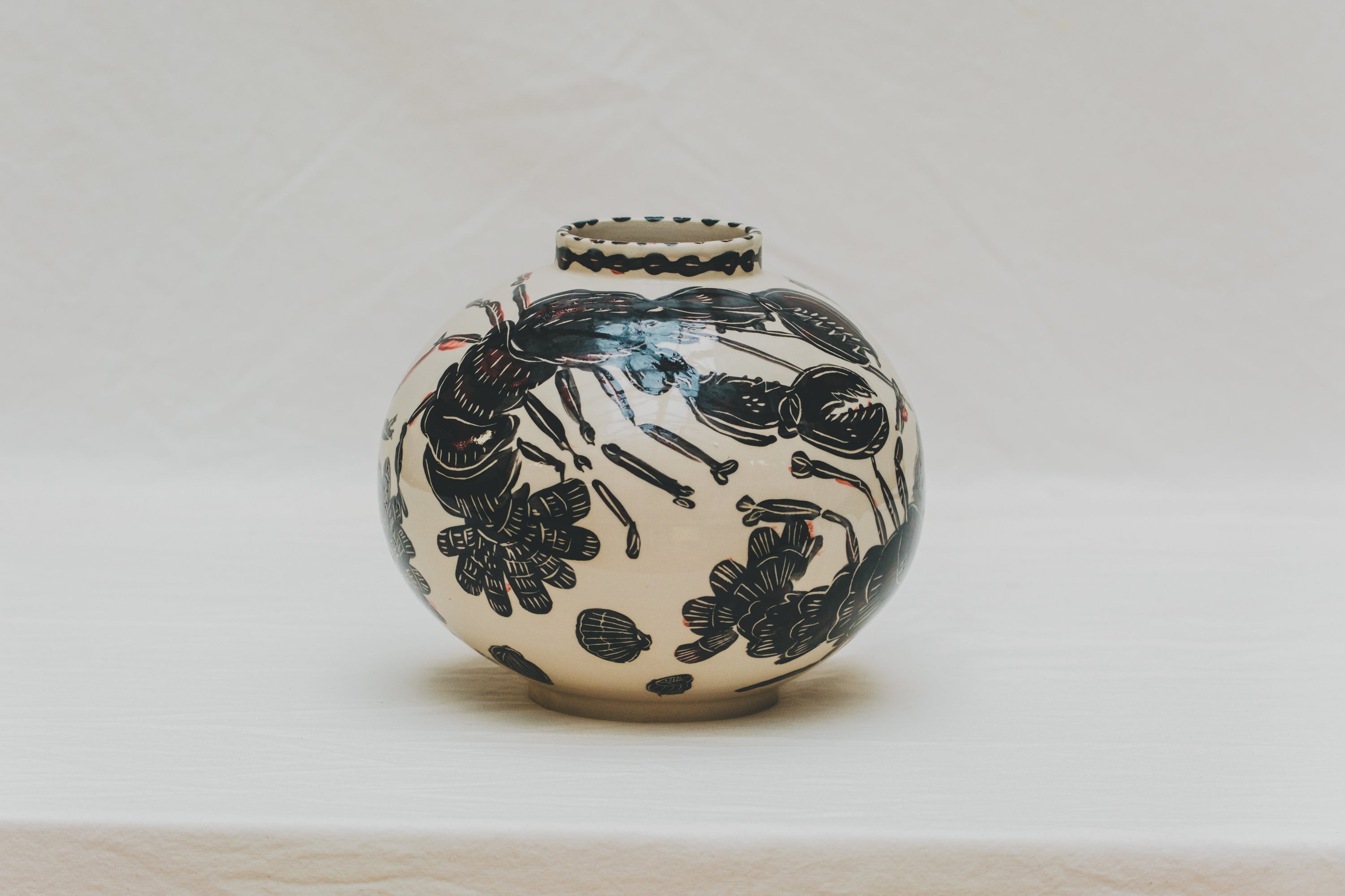 Vase tourné à l'atelier grand soleil à Paris, grès décorée à l’engobe émaillé transparent, par Arnold d'Alger, personnalisable à la demande, motif homard