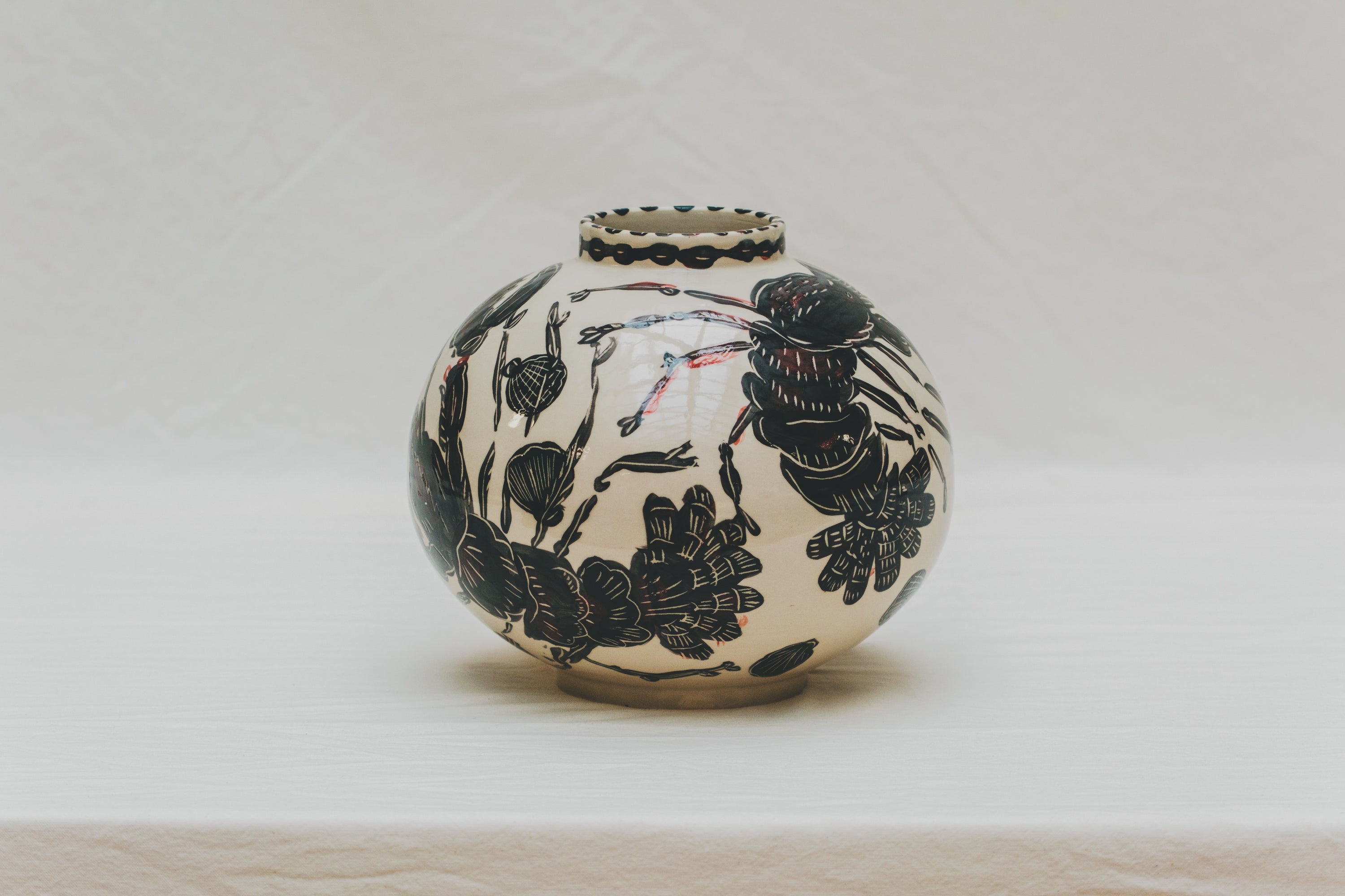 Vase tourné à l'atelier grand soleil à Paris, grès décorée à l’engobe émaillé transparent, par Arnold d'Alger, personnalisable à la demande, motif homard