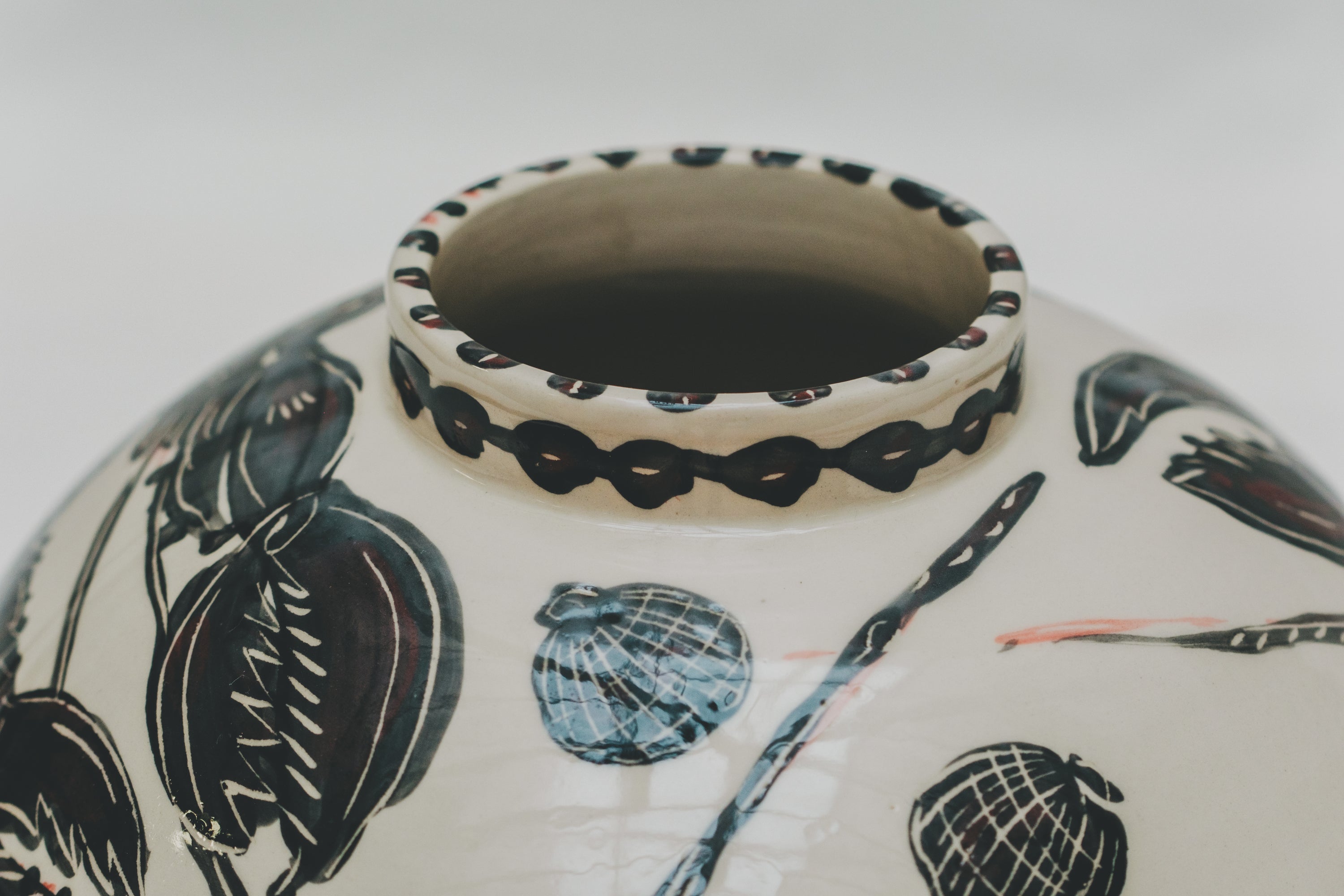 Vase tourné à l'atelier grand soleil à Paris, grès décorée à l’engobe émaillé transparent, par Arnold d'Alger, personnalisable à la demande, motif homard