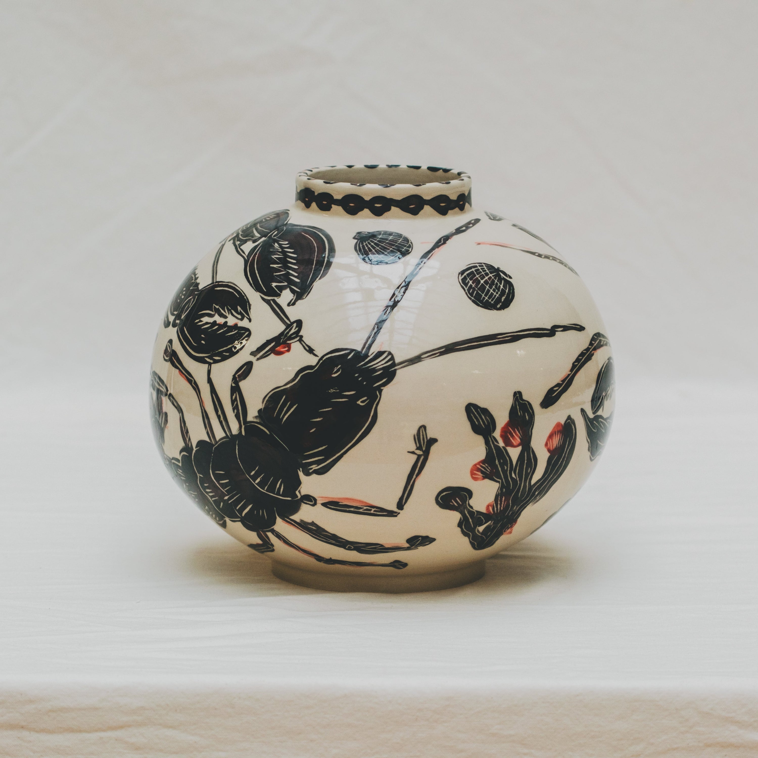 Vase tourné à l'atelier grand soleil à Paris, grès décorée à l’engobe émaillé transparent, par Arnold d'Alger, personnalisable à la demande, motif homard