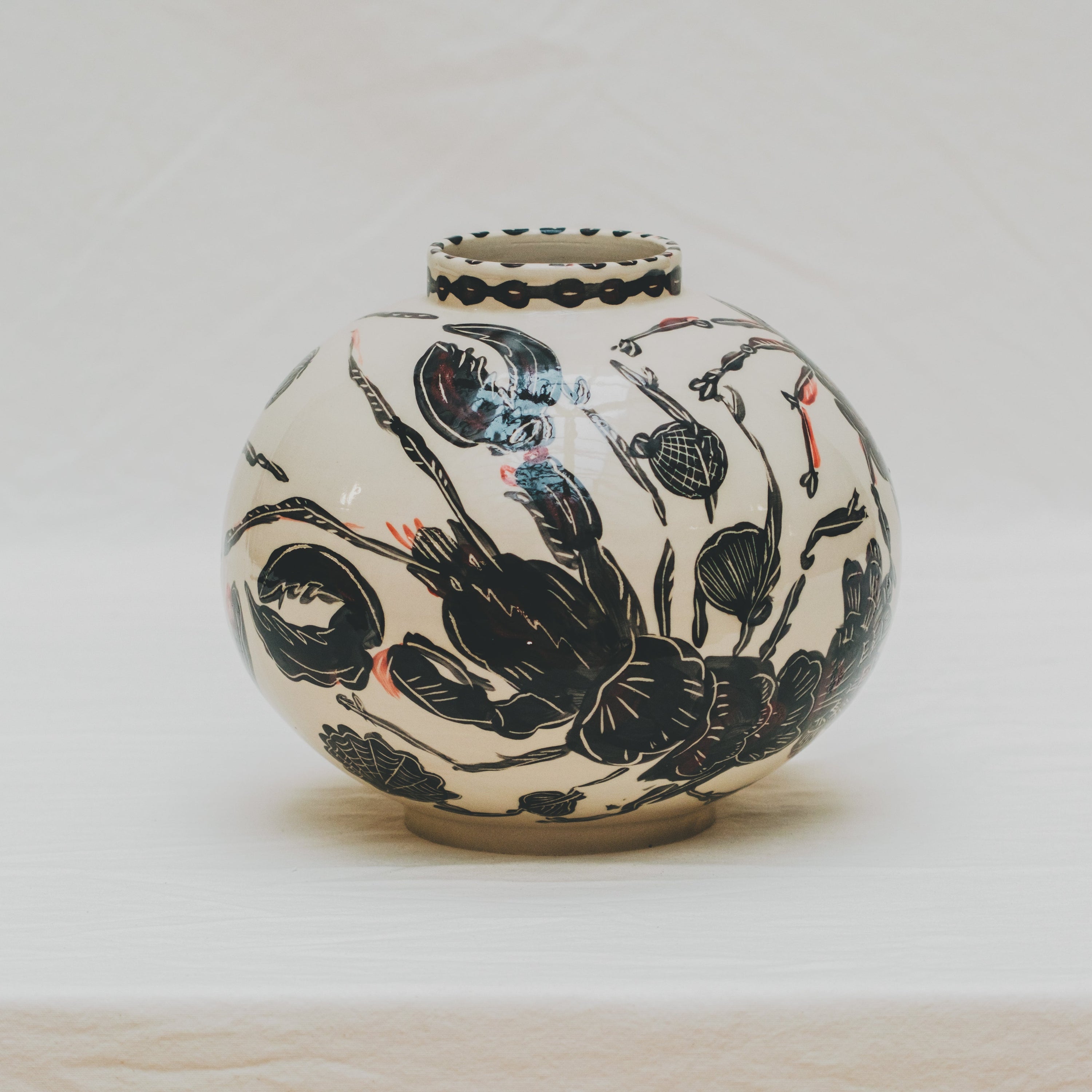 Vase tourné à l'atelier grand soleil à Paris, grès décorée à l’engobe émaillé transparent, par Arnold d'Alger, personnalisable à la demande, motif homard