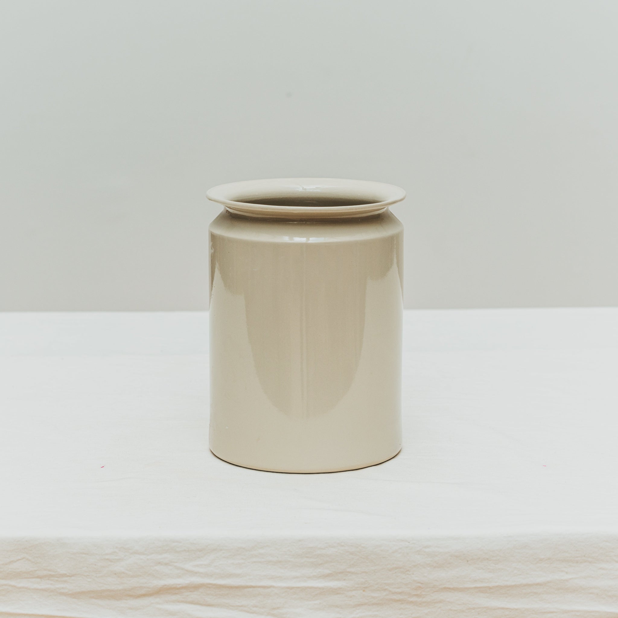 vase droit blanc en faïence à personnaliser, sur-mesure à l'atelier grand soleil