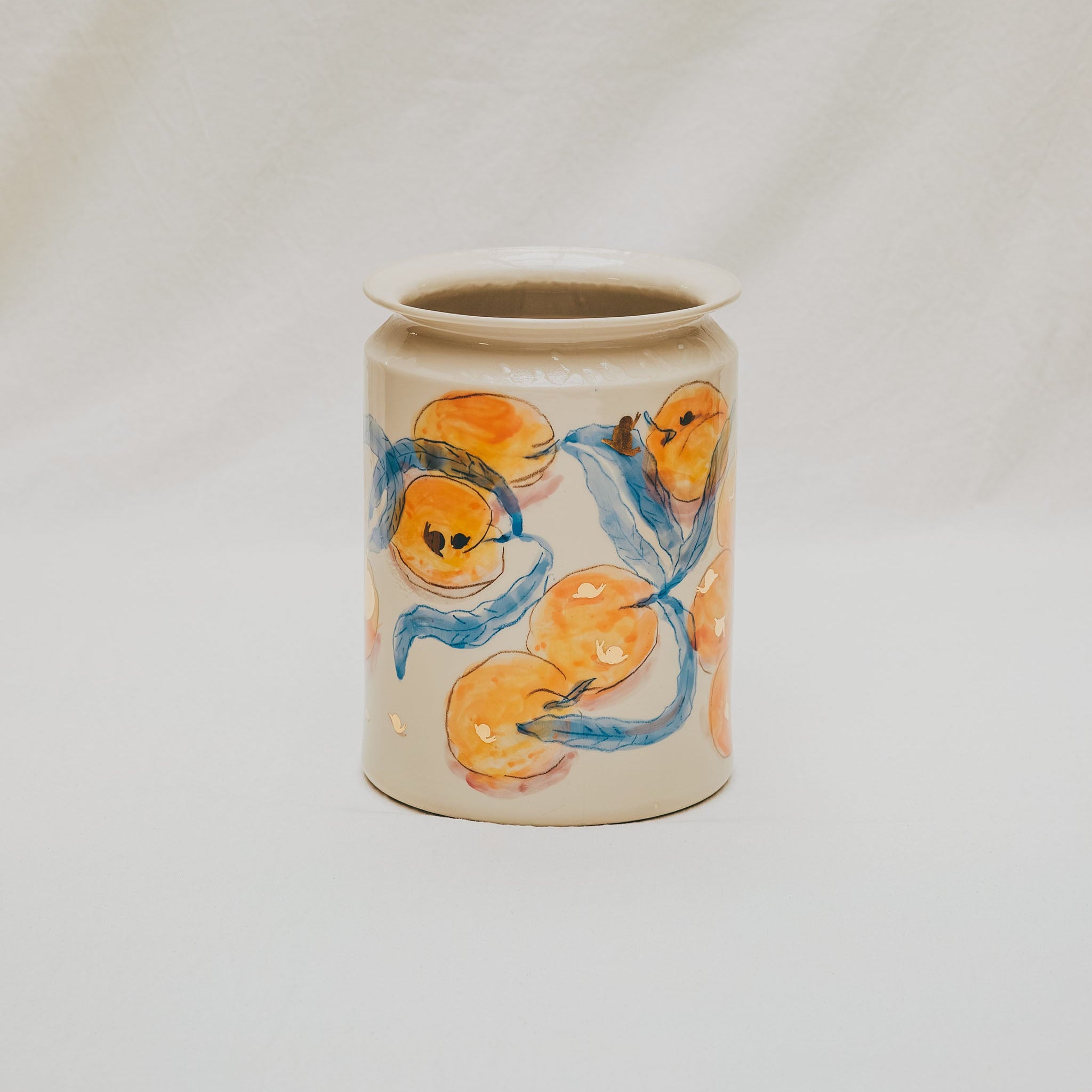 vase droit en céramique décoré à la main à l'atelier grand soleil motif abricots et escargots dorés