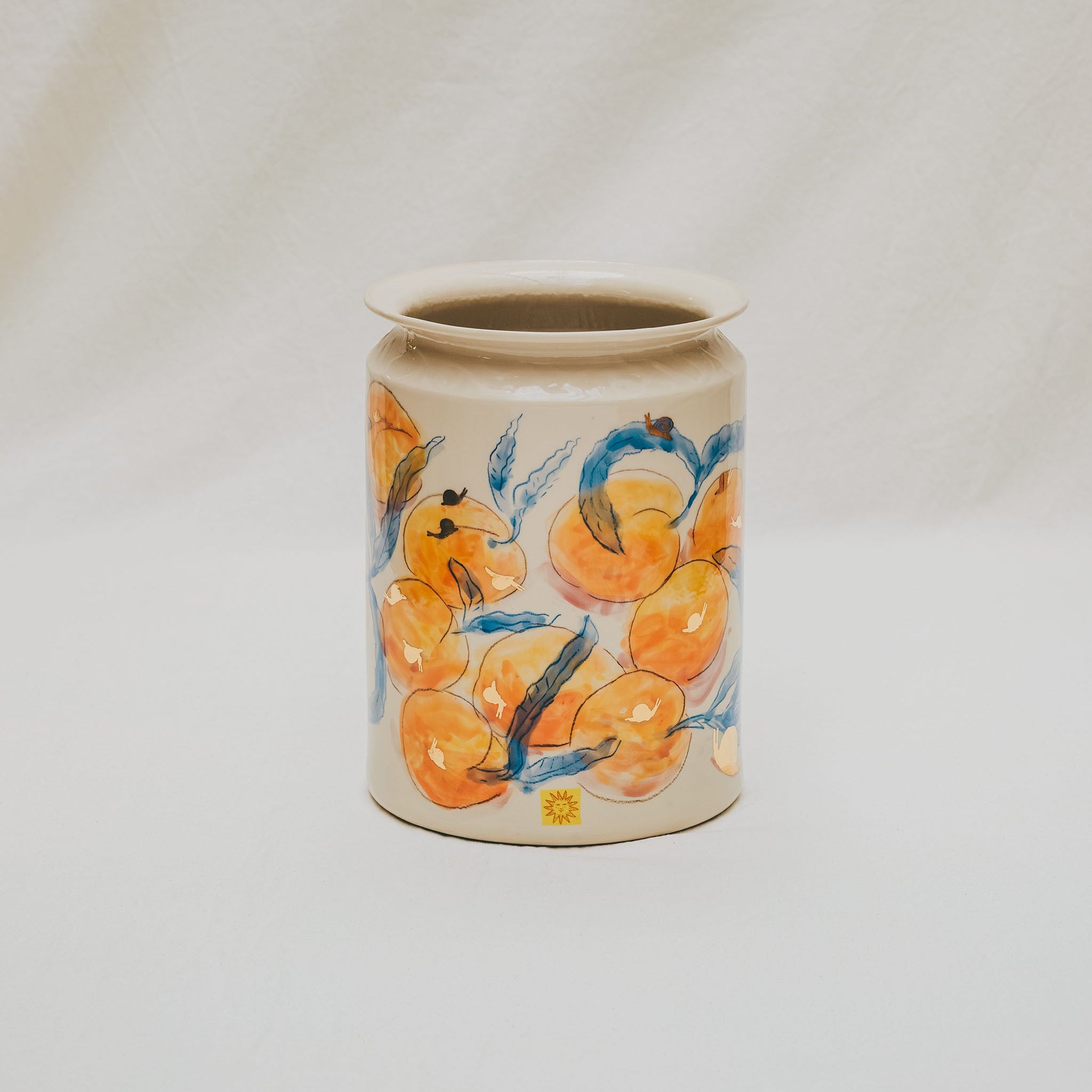 vase droit en céramique décoré à la main à l'atelier grand soleil motif abricots et escargots dorés
