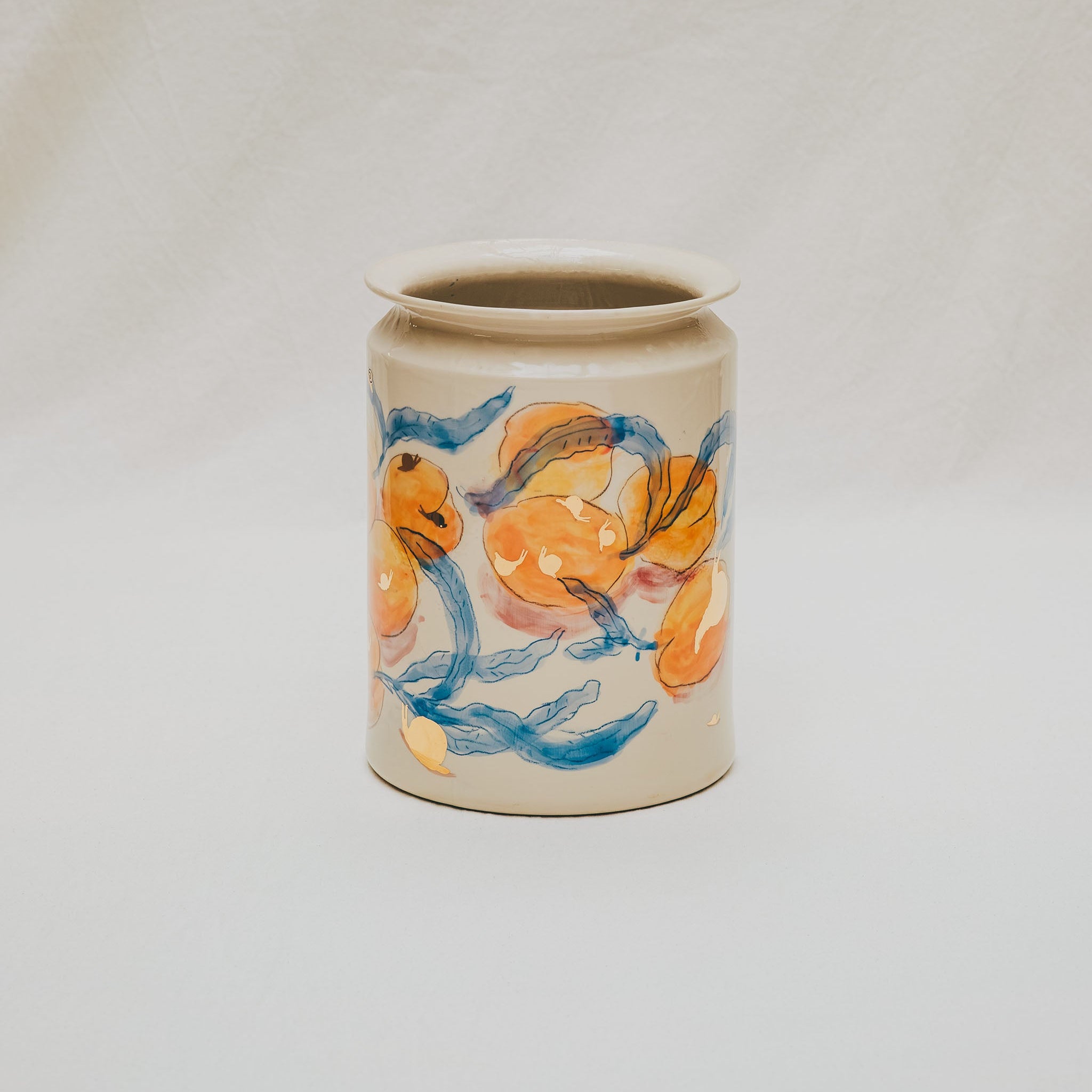 vase droit en céramique décoré à la main à l'atelier grand soleil motif abricots et escargots dorés
