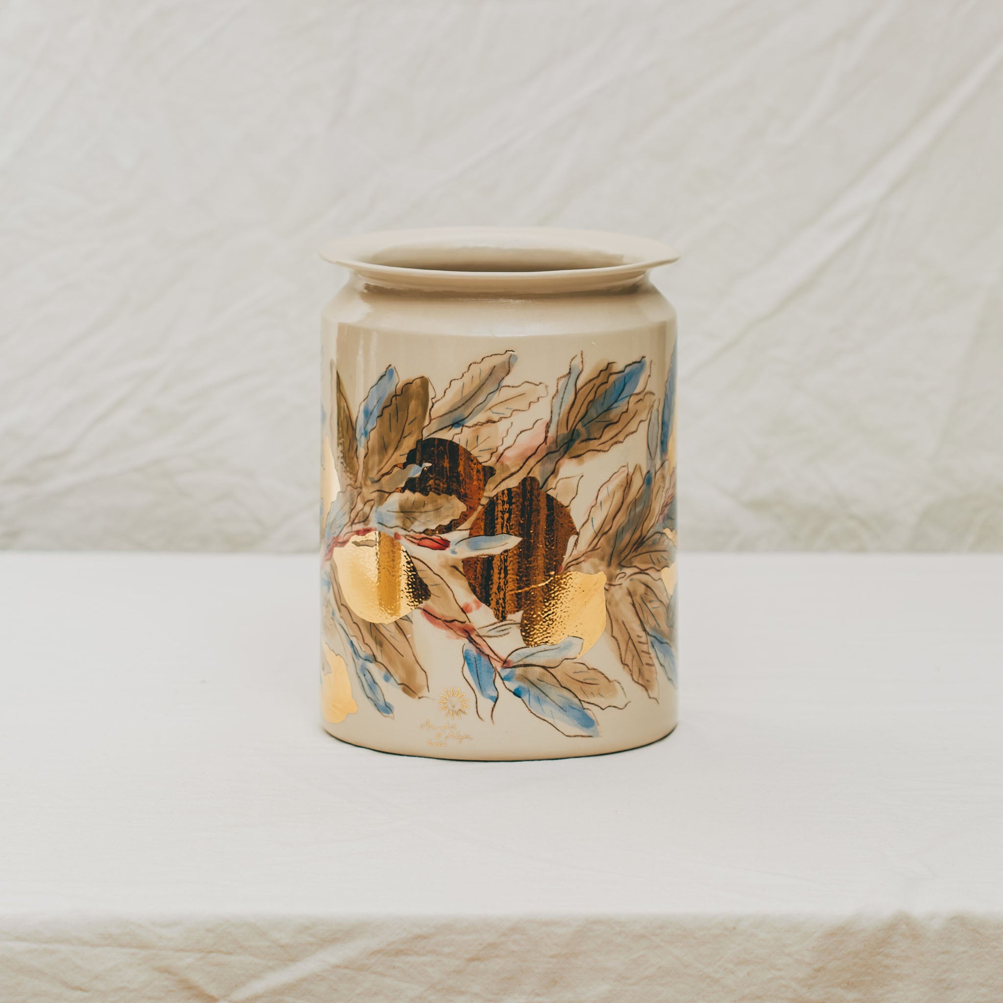 vase droit en céramique décoré à la main à l'atelier grand soleil motif citrons dorés