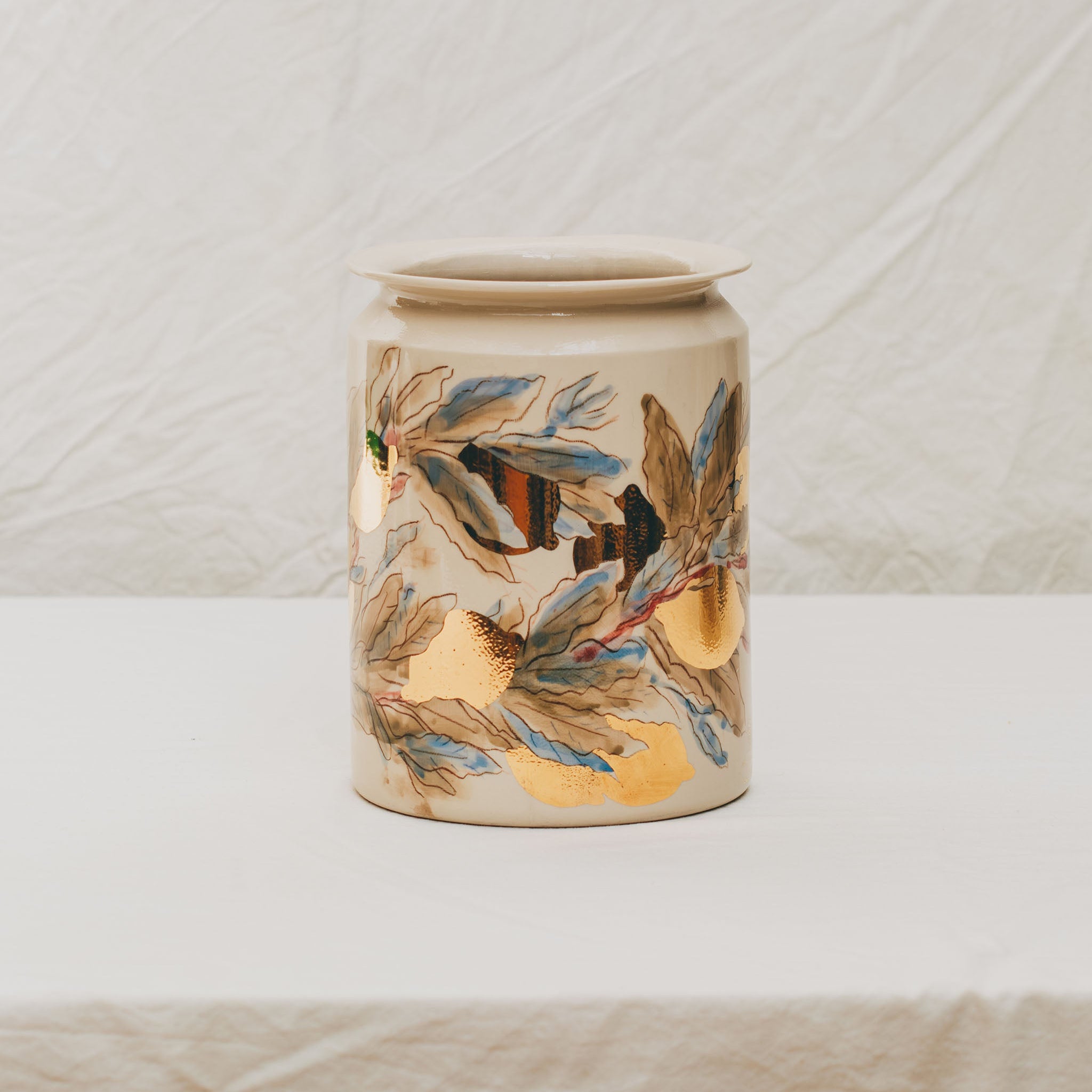 vase droit en céramique décoré à la main à l'atelier grand soleil motif citrons dorés