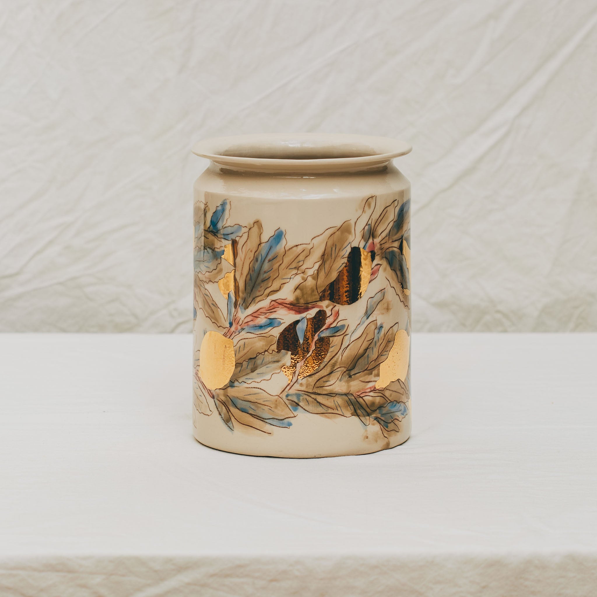 vase droit en céramique décoré à la main à l'atelier grand soleil motif citrons dorés