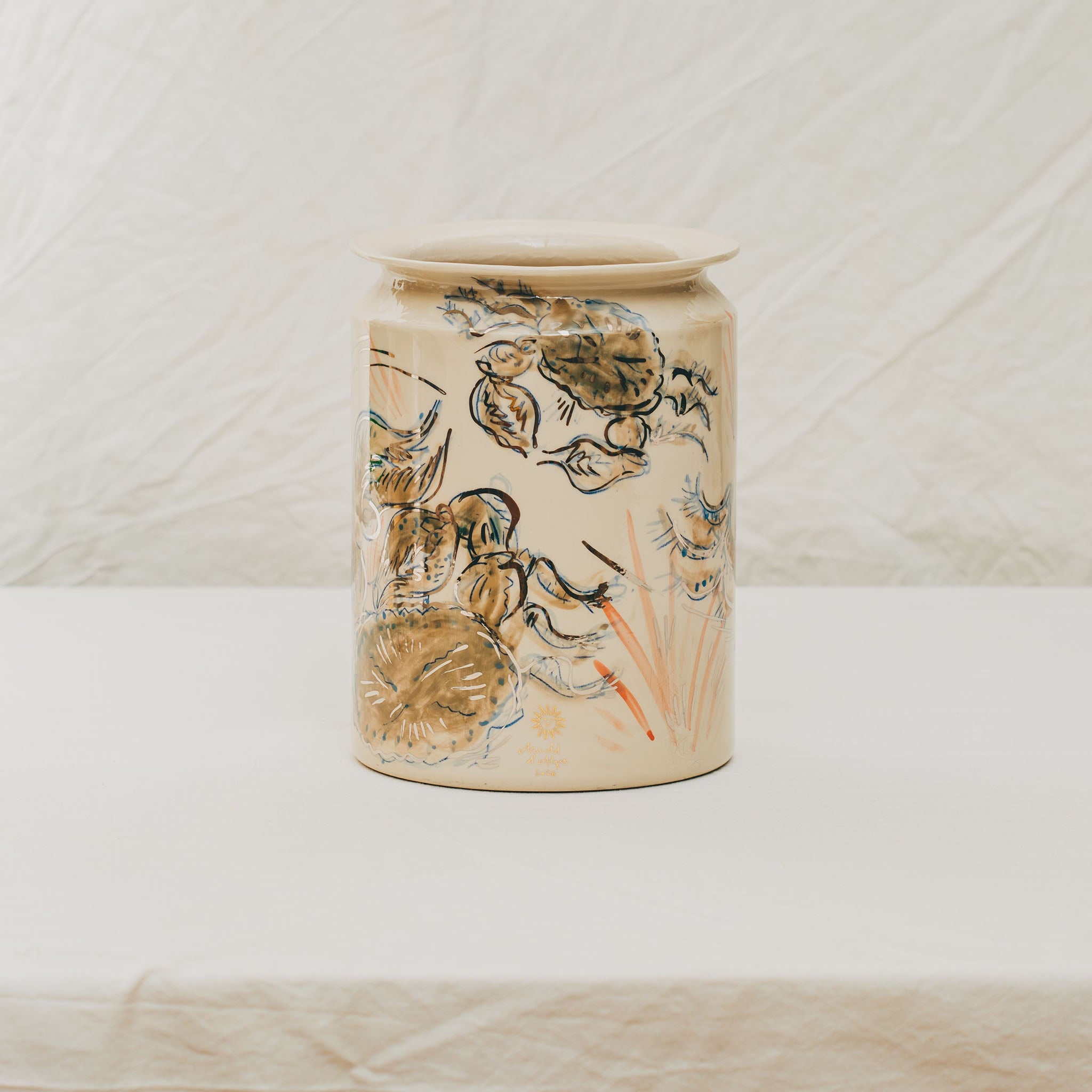 vase droit en céramique décoré à la main à l'atelier grand soleil motif crabes platine