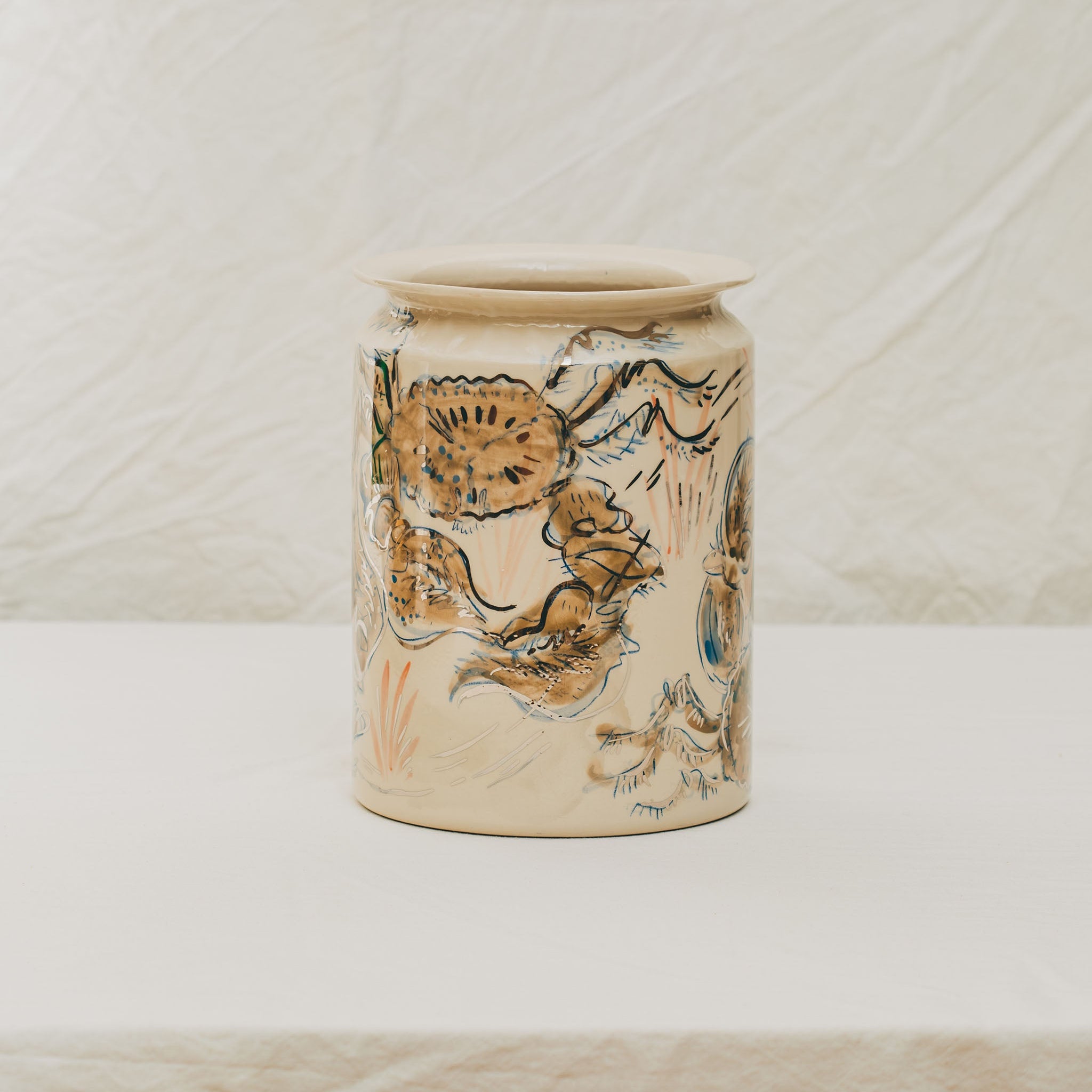 vase droit en céramique décoré à la main à l'atelier grand soleil motif crabes platine