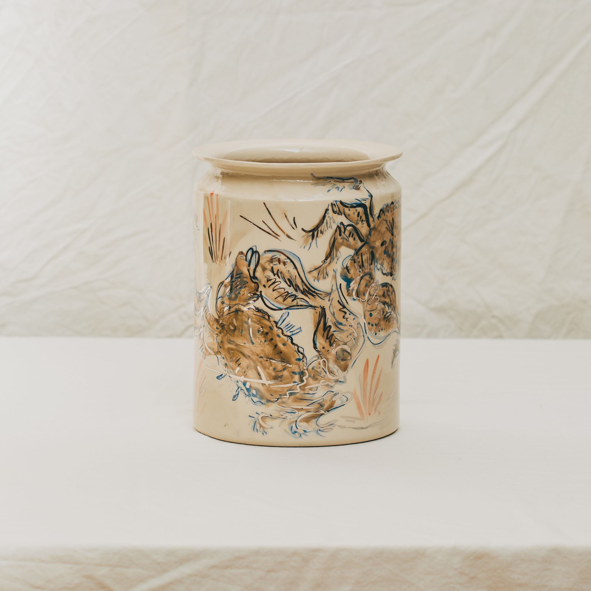 vase droit en céramique décoré à la main à l'atelier grand soleil motif crabes platine