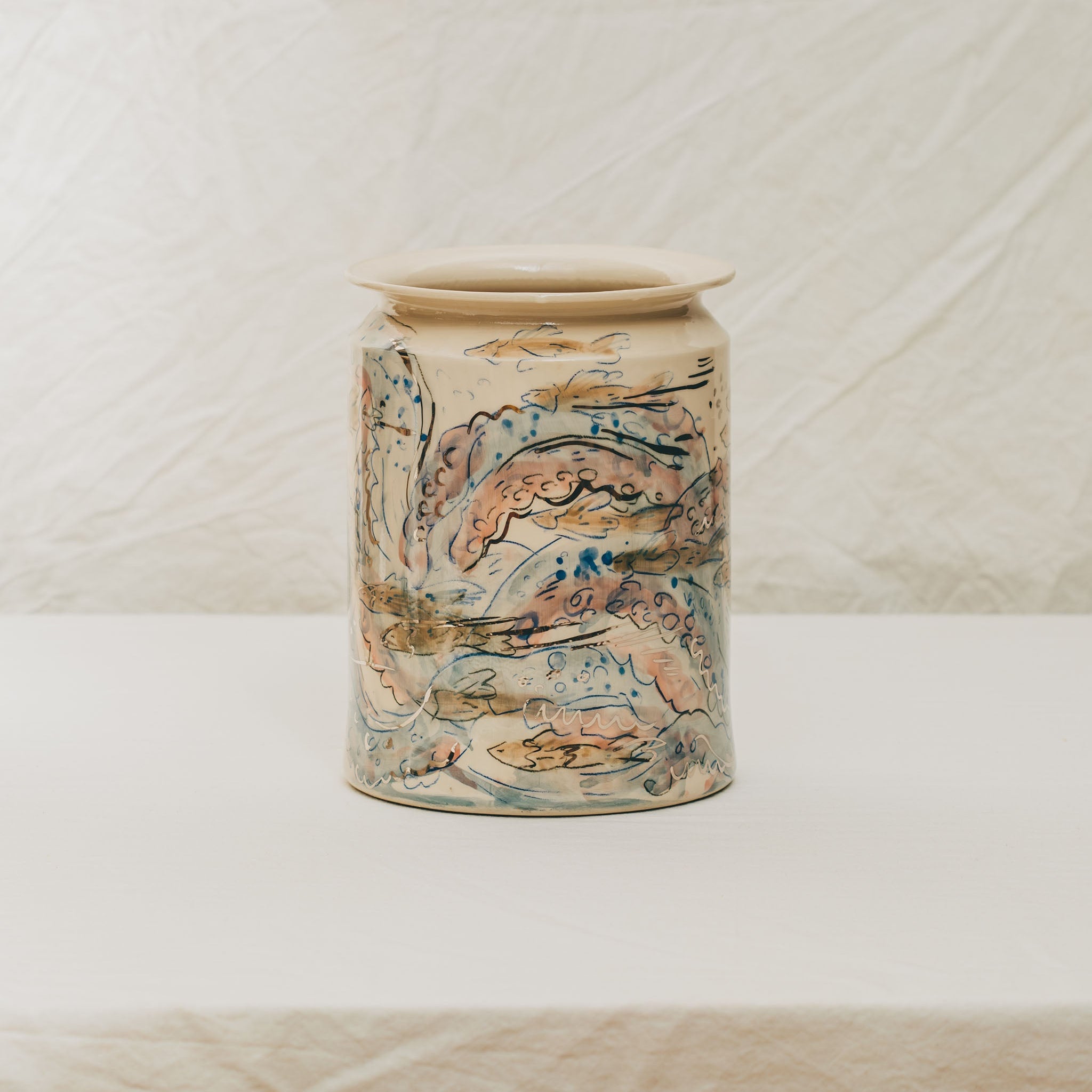 vase droit en céramique décoré à la main à l'atelier grand soleil motif poulpe platine