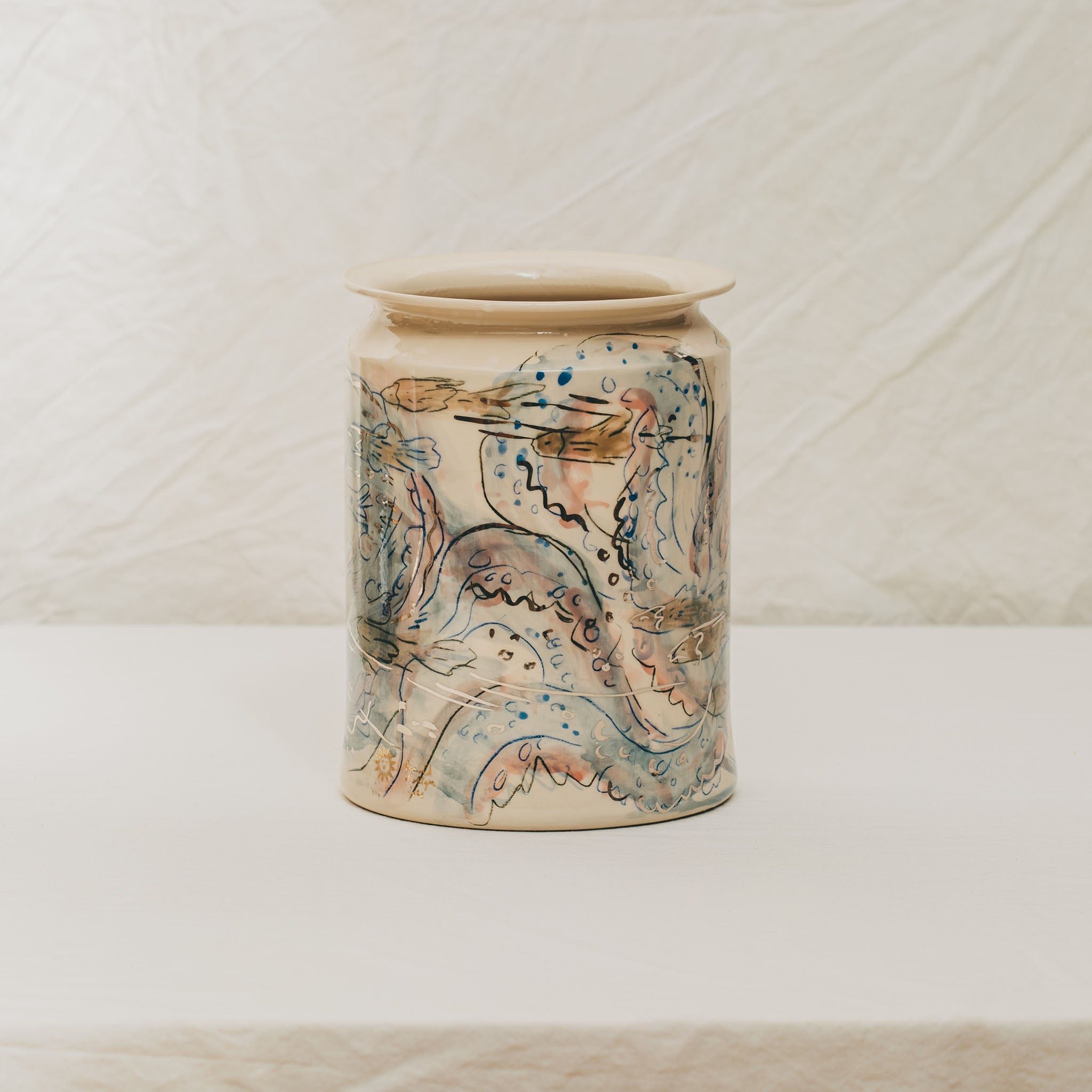 vase droit en céramique décoré à la main à l'atelier grand soleil motif poulpe platine