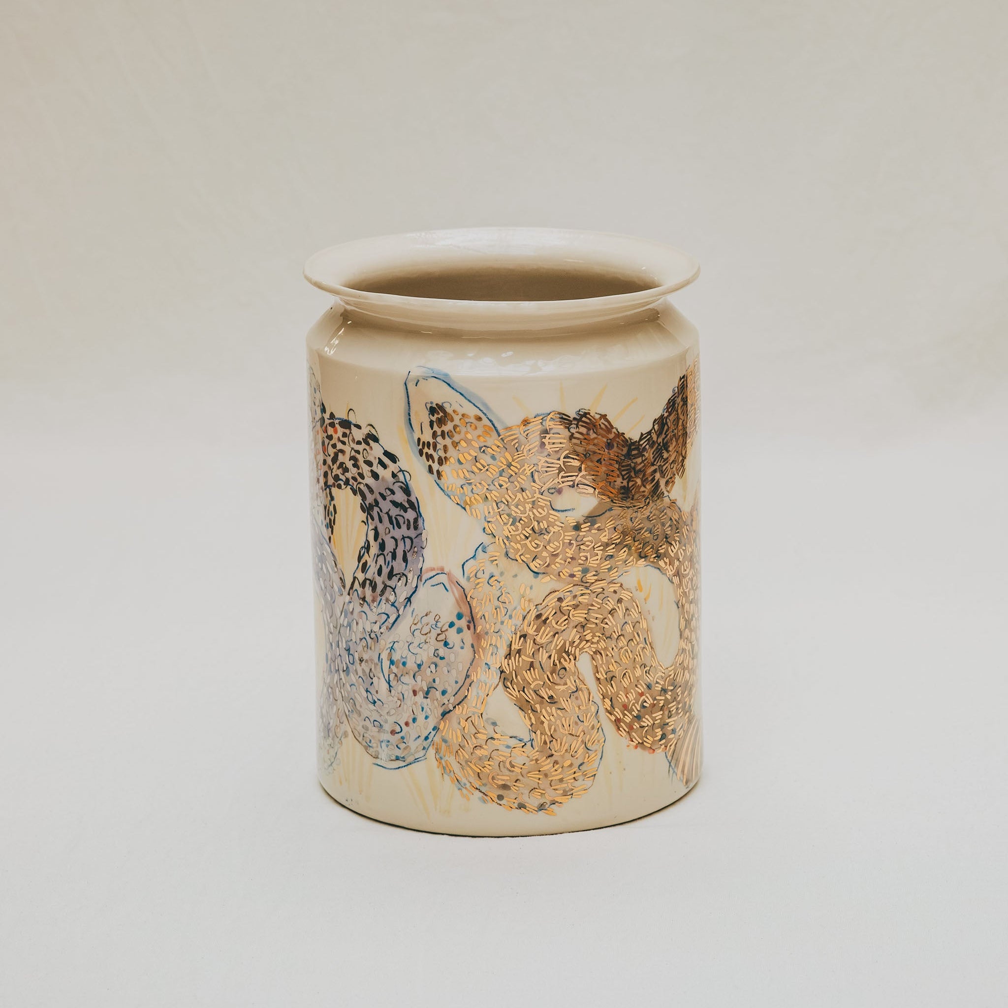 vase droit en céramique décoré à la main à l'atelier grand soleil motif serpent or et platine