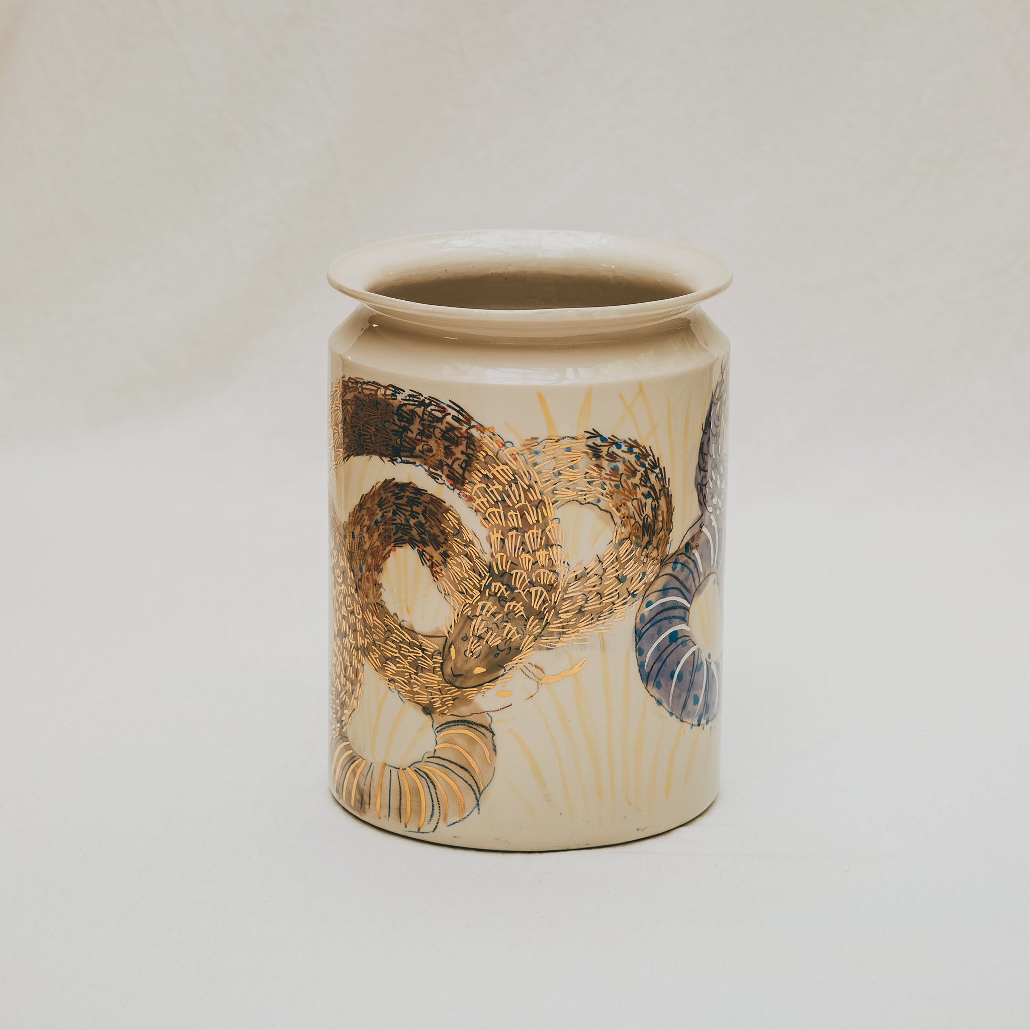 vase droit en céramique décoré à la main à l'atelier grand soleil motif serpent or et platine
