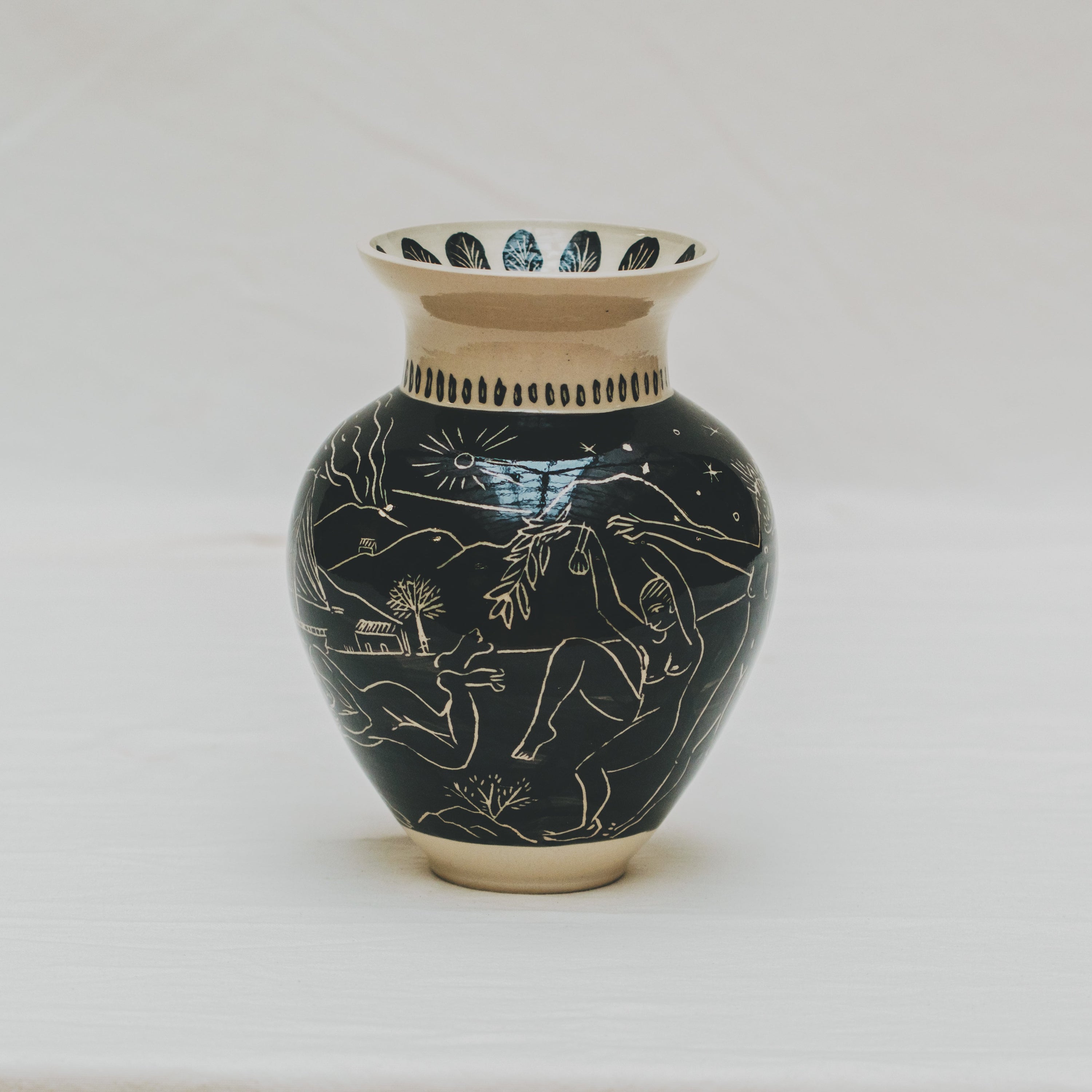 Vase tourné à l'atelier grand soleil à Paris, grès décorée à l’engobe émaillé transparent, par Arnold d'Alger, personnalisable à la demande, motif plage et volcan