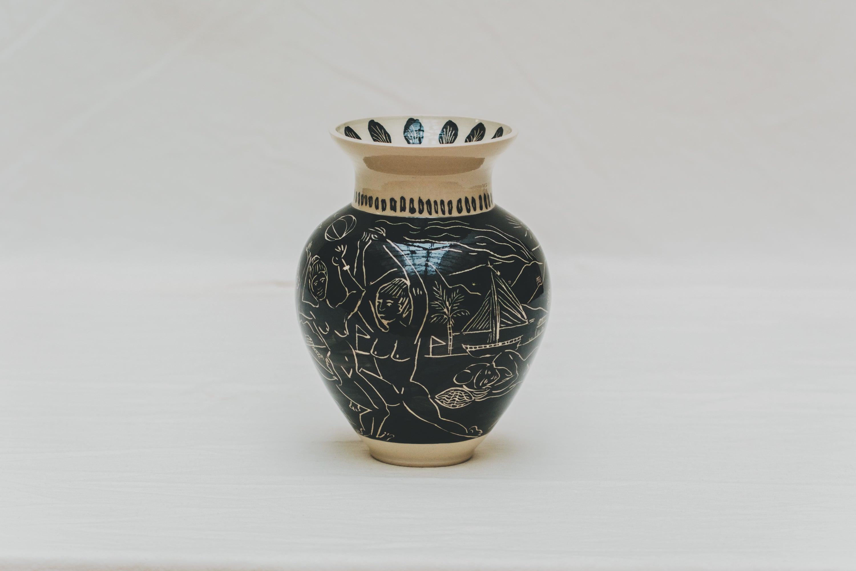 Vase tourné à l'atelier grand soleil à Paris, grès décorée à l’engobe émaillé transparent, par Arnold d'Alger, personnalisable à la demande, motif plage et volcan