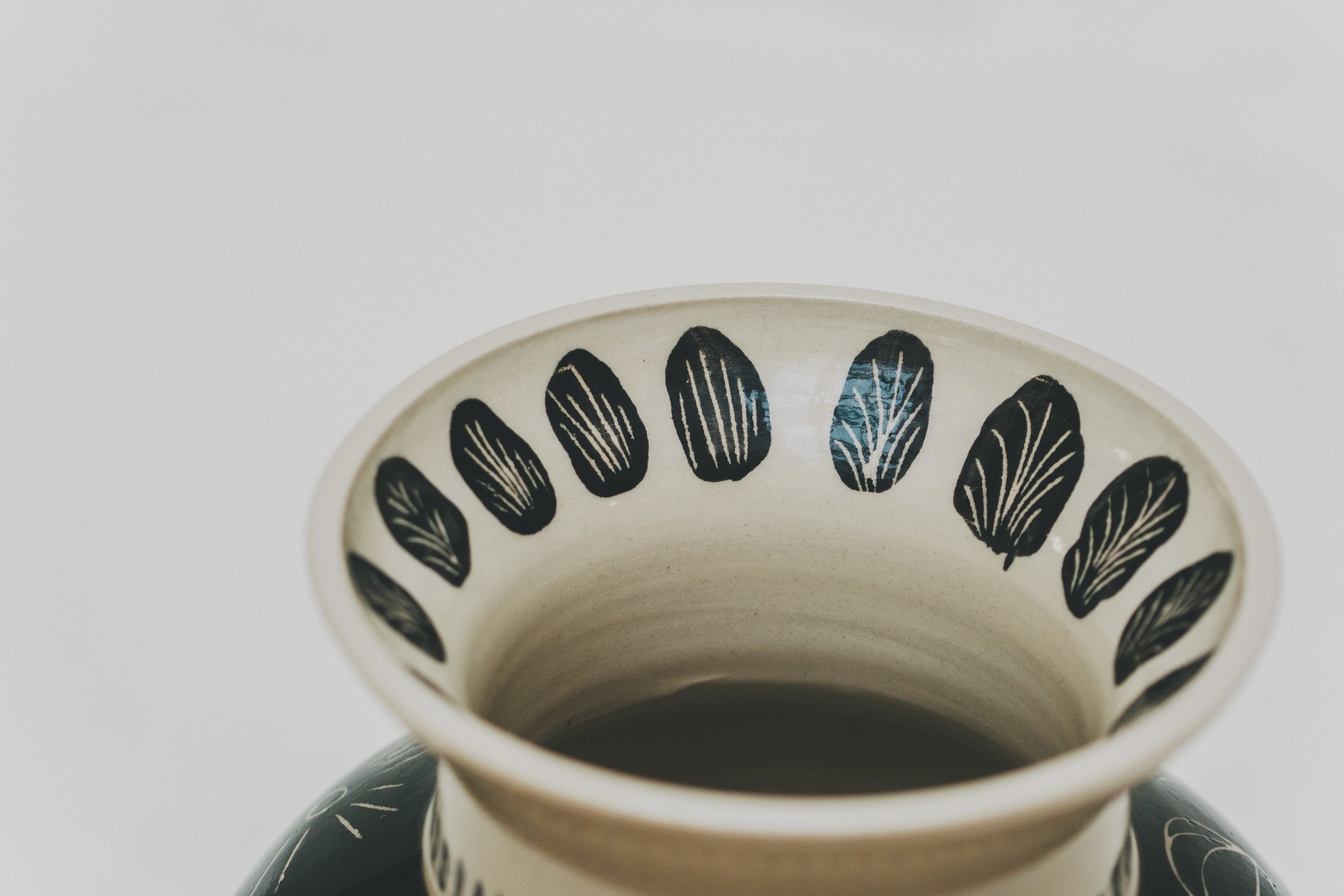 Vase tourné à l'atelier grand soleil à Paris, grès décorée à l’engobe émaillé transparent, par Arnold d'Alger, personnalisable à la demande, motif plage et volcan