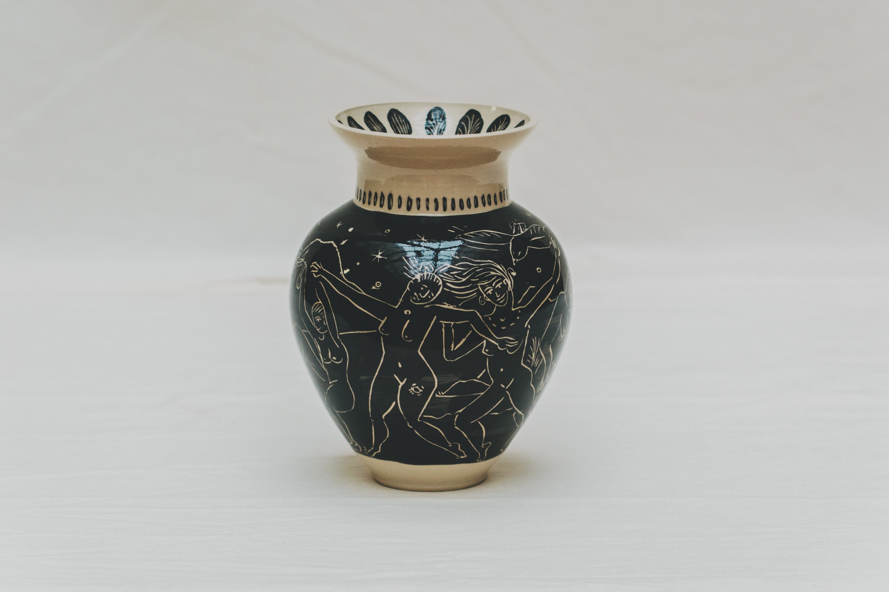 Vase tourné à l'atelier grand soleil à Paris, grès décorée à l’engobe émaillé transparent, par Arnold d'Alger, personnalisable à la demande, motif plage et volcan